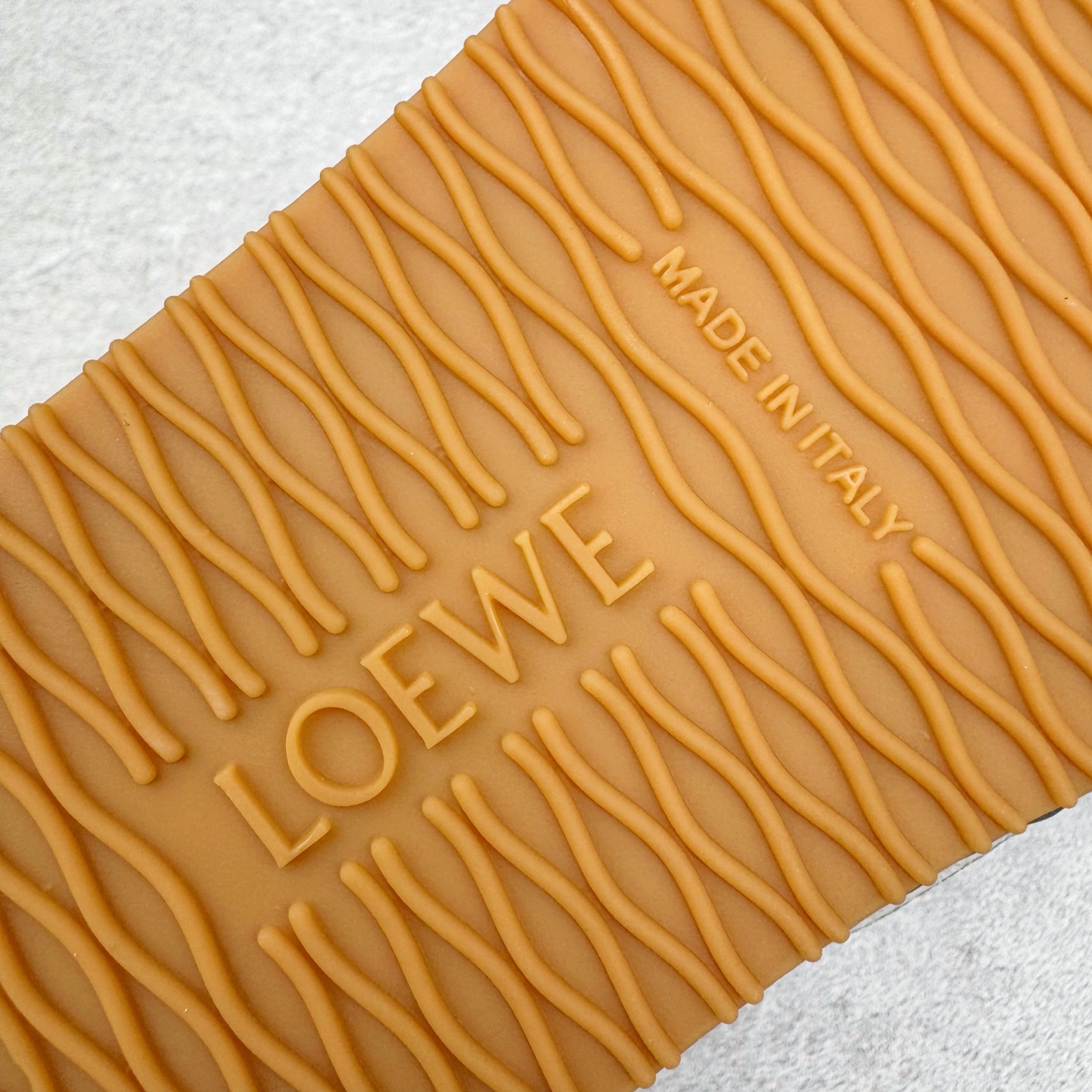 图片[11]-＃GD广顶 LOEWE 2025 | Ballet Runner 2.0 罗意威新款芭蕾舞鞋拼色德训鞋阿甘鞋 全套原纸板楦头开发 后跟3D注塑橡胶LOEWE徽标 原厂数据大底磨具 进口羊皮内里加鞋垫 磁吸翻盖盒 内配帆布防尘袋 配件齐全 官方一致 原装纸板中底 带采用反绒牛皮革拼接头层皮饰片鞋面材质 鞋身原装高密度防刮防水尼龙面料 不对称鞋头造型 作为LOEWE的标志性设计 超柔软轻便且灵活的鞋底 新的波浪纹理橡胶外底 延伸至鞋头 升级的柔软皮革内衬和鞋床 提供最大舒适感 后跟有3D注塑橡胶徽标 真皮和皮料混搭彰显复古风格 拼色拼接鞋面 非常高级隐藏式小内增高 脚后跟设计新颖 柔软舒适 会被评为年度最舒适的暴走鞋 如履平地 内娱明星杨幂等众多同款上脚 小红书 一系列素材图 极具爆款 尺码：35 36 37 38 39 40 41 42 43 44 45-选品中心