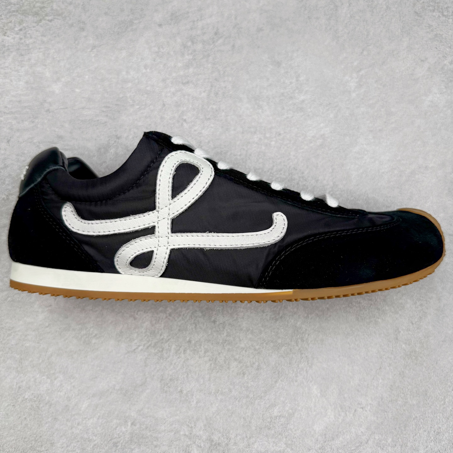 ＃GD广顶 LOEWE 2025 | Ballet Runner 2.0 罗意威新款芭蕾舞鞋拼色德训鞋阿甘鞋 全套原纸板楦头开发 后跟3D注塑橡胶LOEWE徽标 原厂数据大底磨具 进口羊皮内里加鞋垫 磁吸翻盖盒 内配帆布防尘袋 配件齐全 官方一致 原装纸板中底 带采用反绒牛皮革拼接头层皮饰片鞋面材质 鞋身原装高密度防刮防水尼龙面料 不对称鞋头造型 作为LOEWE的标志性设计 超柔软轻便且灵活的鞋底 新的波浪纹理橡胶外底 延伸至鞋头 升级的柔软皮革内衬和鞋床 提供最大舒适感 后跟有3D注塑橡胶徽标 真皮和皮料混搭彰显复古风格 拼色拼接鞋面 非常高级隐藏式小内增高 脚后跟设计新颖 柔软舒适 会被评为年度最舒适的暴走鞋 如履平地 内娱明星杨幂等众多同款上脚 小红书 一系列素材图 极具爆款 尺码：35 36 37 38 39 40 41 42 43 44 45-选品中心