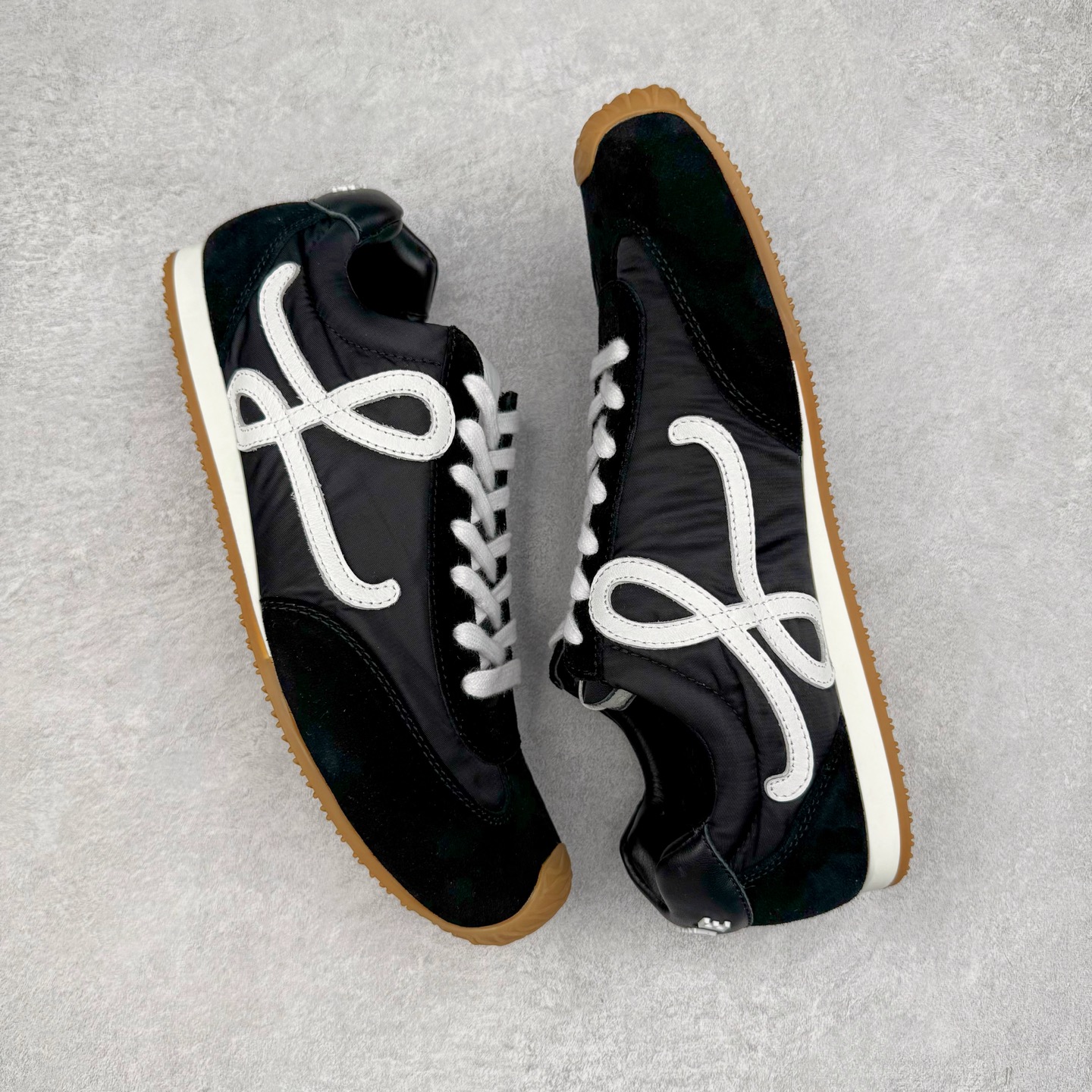 图片[3]-＃GD广顶 LOEWE 2025 | Ballet Runner 2.0 罗意威新款芭蕾舞鞋拼色德训鞋阿甘鞋 全套原纸板楦头开发 后跟3D注塑橡胶LOEWE徽标 原厂数据大底磨具 进口羊皮内里加鞋垫 磁吸翻盖盒 内配帆布防尘袋 配件齐全 官方一致 原装纸板中底 带采用反绒牛皮革拼接头层皮饰片鞋面材质 鞋身原装高密度防刮防水尼龙面料 不对称鞋头造型 作为LOEWE的标志性设计 超柔软轻便且灵活的鞋底 新的波浪纹理橡胶外底 延伸至鞋头 升级的柔软皮革内衬和鞋床 提供最大舒适感 后跟有3D注塑橡胶徽标 真皮和皮料混搭彰显复古风格 拼色拼接鞋面 非常高级隐藏式小内增高 脚后跟设计新颖 柔软舒适 会被评为年度最舒适的暴走鞋 如履平地 内娱明星杨幂等众多同款上脚 小红书 一系列素材图 极具爆款 尺码：35 36 37 38 39 40 41 42 43 44 45-选品中心