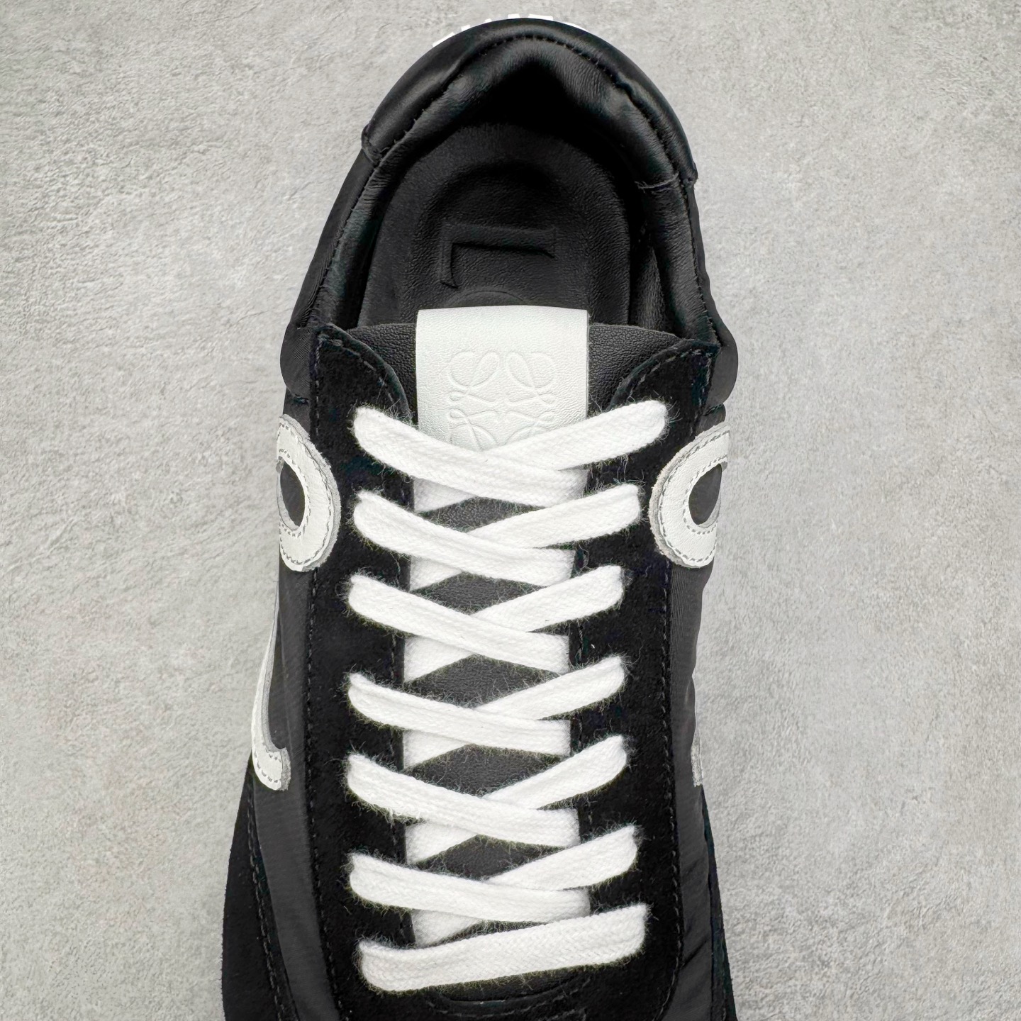 图片[5]-＃GD广顶 LOEWE 2025 | Ballet Runner 2.0 罗意威新款芭蕾舞鞋拼色德训鞋阿甘鞋 全套原纸板楦头开发 后跟3D注塑橡胶LOEWE徽标 原厂数据大底磨具 进口羊皮内里加鞋垫 磁吸翻盖盒 内配帆布防尘袋 配件齐全 官方一致 原装纸板中底 带采用反绒牛皮革拼接头层皮饰片鞋面材质 鞋身原装高密度防刮防水尼龙面料 不对称鞋头造型 作为LOEWE的标志性设计 超柔软轻便且灵活的鞋底 新的波浪纹理橡胶外底 延伸至鞋头 升级的柔软皮革内衬和鞋床 提供最大舒适感 后跟有3D注塑橡胶徽标 真皮和皮料混搭彰显复古风格 拼色拼接鞋面 非常高级隐藏式小内增高 脚后跟设计新颖 柔软舒适 会被评为年度最舒适的暴走鞋 如履平地 内娱明星杨幂等众多同款上脚 小红书 一系列素材图 极具爆款 尺码：35 36 37 38 39 40 41 42 43 44 45-选品中心