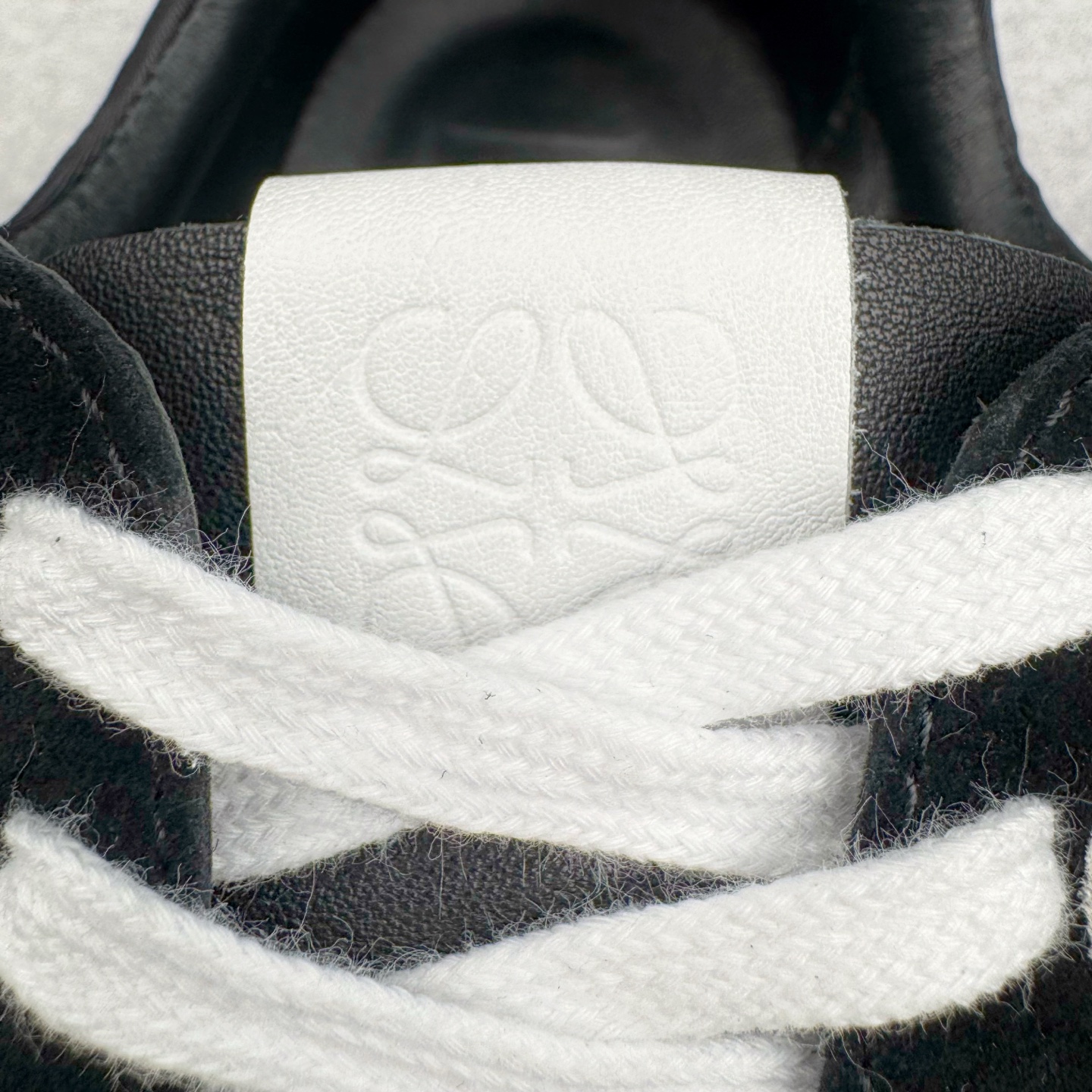 图片[14]-＃GD广顶 LOEWE 2025 | Ballet Runner 2.0 罗意威新款芭蕾舞鞋拼色德训鞋阿甘鞋 全套原纸板楦头开发 后跟3D注塑橡胶LOEWE徽标 原厂数据大底磨具 进口羊皮内里加鞋垫 磁吸翻盖盒 内配帆布防尘袋 配件齐全 官方一致 原装纸板中底 带采用反绒牛皮革拼接头层皮饰片鞋面材质 鞋身原装高密度防刮防水尼龙面料 不对称鞋头造型 作为LOEWE的标志性设计 超柔软轻便且灵活的鞋底 新的波浪纹理橡胶外底 延伸至鞋头 升级的柔软皮革内衬和鞋床 提供最大舒适感 后跟有3D注塑橡胶徽标 真皮和皮料混搭彰显复古风格 拼色拼接鞋面 非常高级隐藏式小内增高 脚后跟设计新颖 柔软舒适 会被评为年度最舒适的暴走鞋 如履平地 内娱明星杨幂等众多同款上脚 小红书 一系列素材图 极具爆款 尺码：35 36 37 38 39 40 41 42 43 44 45-选品中心