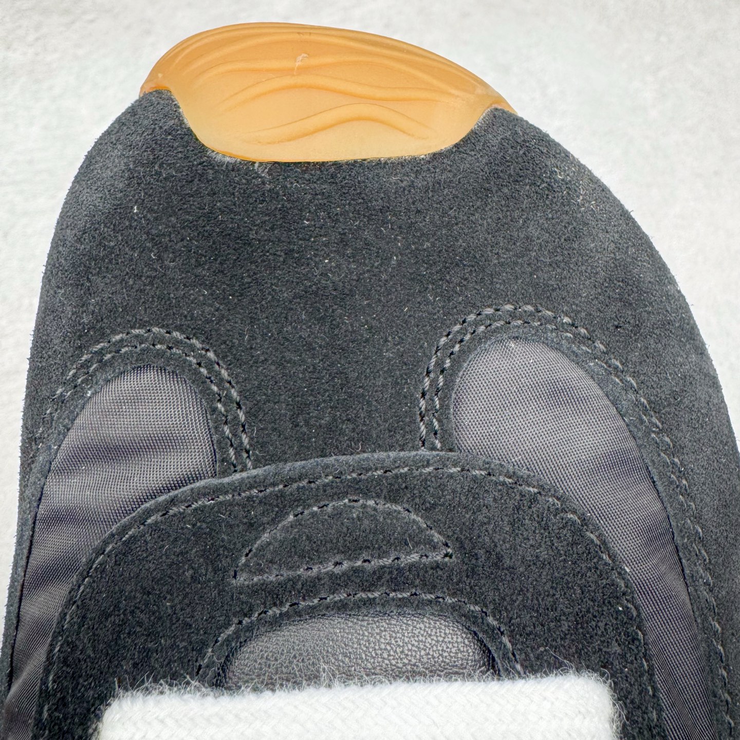 图片[13]-＃GD广顶 LOEWE 2025 | Ballet Runner 2.0 罗意威新款芭蕾舞鞋拼色德训鞋阿甘鞋 全套原纸板楦头开发 后跟3D注塑橡胶LOEWE徽标 原厂数据大底磨具 进口羊皮内里加鞋垫 磁吸翻盖盒 内配帆布防尘袋 配件齐全 官方一致 原装纸板中底 带采用反绒牛皮革拼接头层皮饰片鞋面材质 鞋身原装高密度防刮防水尼龙面料 不对称鞋头造型 作为LOEWE的标志性设计 超柔软轻便且灵活的鞋底 新的波浪纹理橡胶外底 延伸至鞋头 升级的柔软皮革内衬和鞋床 提供最大舒适感 后跟有3D注塑橡胶徽标 真皮和皮料混搭彰显复古风格 拼色拼接鞋面 非常高级隐藏式小内增高 脚后跟设计新颖 柔软舒适 会被评为年度最舒适的暴走鞋 如履平地 内娱明星杨幂等众多同款上脚 小红书 一系列素材图 极具爆款 尺码：35 36 37 38 39 40 41 42 43 44 45-选品中心