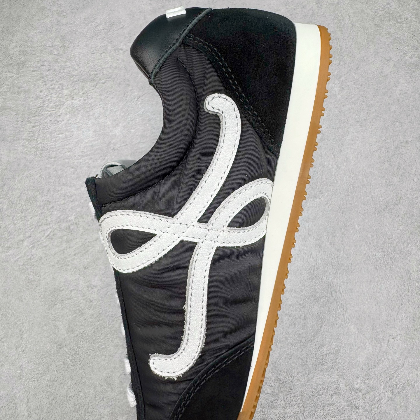 图片[7]-＃GD广顶 LOEWE 2025 | Ballet Runner 2.0 罗意威新款芭蕾舞鞋拼色德训鞋阿甘鞋 全套原纸板楦头开发 后跟3D注塑橡胶LOEWE徽标 原厂数据大底磨具 进口羊皮内里加鞋垫 磁吸翻盖盒 内配帆布防尘袋 配件齐全 官方一致 原装纸板中底 带采用反绒牛皮革拼接头层皮饰片鞋面材质 鞋身原装高密度防刮防水尼龙面料 不对称鞋头造型 作为LOEWE的标志性设计 超柔软轻便且灵活的鞋底 新的波浪纹理橡胶外底 延伸至鞋头 升级的柔软皮革内衬和鞋床 提供最大舒适感 后跟有3D注塑橡胶徽标 真皮和皮料混搭彰显复古风格 拼色拼接鞋面 非常高级隐藏式小内增高 脚后跟设计新颖 柔软舒适 会被评为年度最舒适的暴走鞋 如履平地 内娱明星杨幂等众多同款上脚 小红书 一系列素材图 极具爆款 尺码：35 36 37 38 39 40 41 42 43 44 45-选品中心