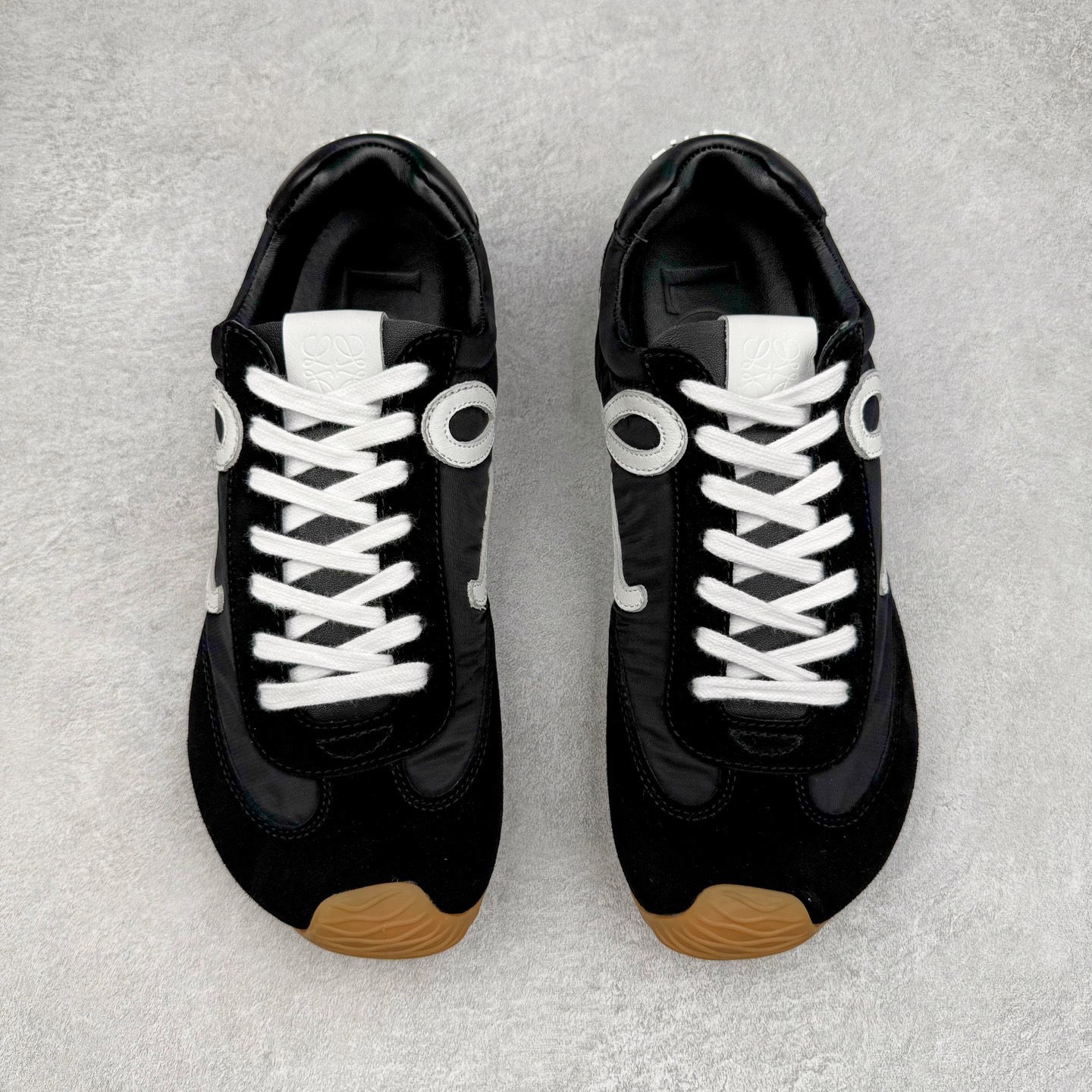 图片[2]-＃GD广顶 LOEWE 2025 | Ballet Runner 2.0 罗意威新款芭蕾舞鞋拼色德训鞋阿甘鞋 全套原纸板楦头开发 后跟3D注塑橡胶LOEWE徽标 原厂数据大底磨具 进口羊皮内里加鞋垫 磁吸翻盖盒 内配帆布防尘袋 配件齐全 官方一致 原装纸板中底 带采用反绒牛皮革拼接头层皮饰片鞋面材质 鞋身原装高密度防刮防水尼龙面料 不对称鞋头造型 作为LOEWE的标志性设计 超柔软轻便且灵活的鞋底 新的波浪纹理橡胶外底 延伸至鞋头 升级的柔软皮革内衬和鞋床 提供最大舒适感 后跟有3D注塑橡胶徽标 真皮和皮料混搭彰显复古风格 拼色拼接鞋面 非常高级隐藏式小内增高 脚后跟设计新颖 柔软舒适 会被评为年度最舒适的暴走鞋 如履平地 内娱明星杨幂等众多同款上脚 小红书 一系列素材图 极具爆款 尺码：35 36 37 38 39 40 41 42 43 44 45-选品中心