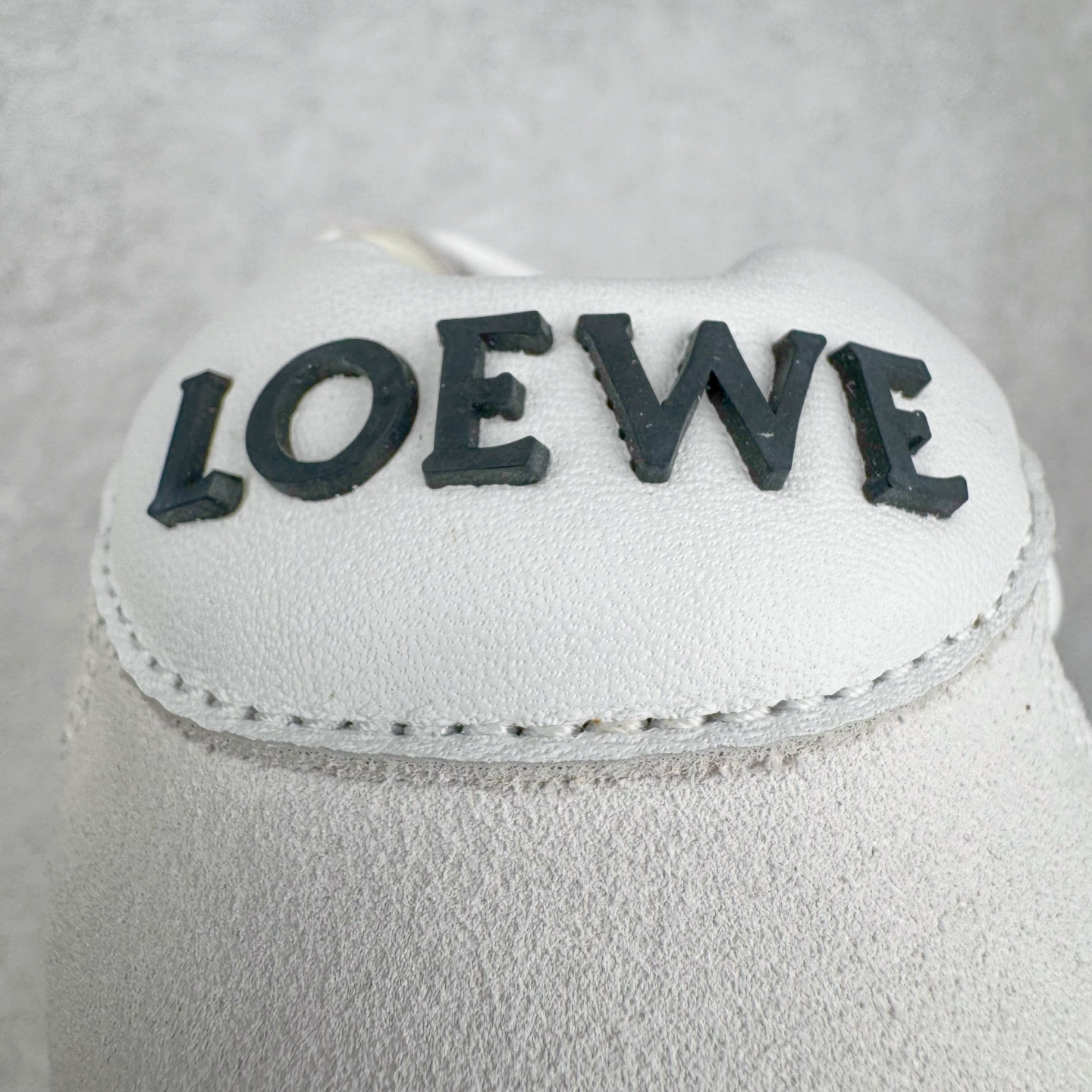 图片[10]-＃GD广顶 LOEWE 2025 | Ballet Runner 2.0 罗意威新款芭蕾舞鞋拼色德训鞋阿甘鞋 全套原纸板楦头开发 后跟3D注塑橡胶LOEWE徽标 原厂数据大底磨具 进口羊皮内里加鞋垫 磁吸翻盖盒 内配帆布防尘袋 配件齐全 官方一致 原装纸板中底 带采用反绒牛皮革拼接头层皮饰片鞋面材质 鞋身原装高密度防刮防水尼龙面料 不对称鞋头造型 作为LOEWE的标志性设计 超柔软轻便且灵活的鞋底 新的波浪纹理橡胶外底 延伸至鞋头 升级的柔软皮革内衬和鞋床 提供最大舒适感 后跟有3D注塑橡胶徽标 真皮和皮料混搭彰显复古风格 拼色拼接鞋面 非常高级隐藏式小内增高 脚后跟设计新颖 柔软舒适 会被评为年度最舒适的暴走鞋 如履平地 内娱明星杨幂等众多同款上脚 小红书 一系列素材图 极具爆款 尺码：35 36 37 38 39 40 41 42 43 44 45-选品中心