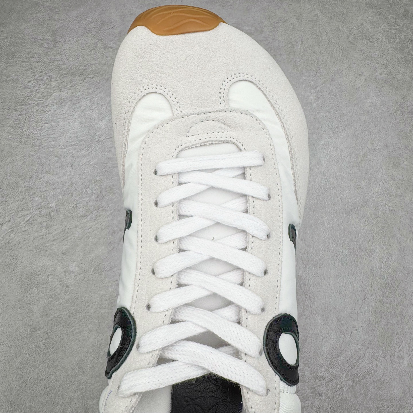 图片[4]-＃GD广顶 LOEWE 2025 | Ballet Runner 2.0 罗意威新款芭蕾舞鞋拼色德训鞋阿甘鞋 全套原纸板楦头开发 后跟3D注塑橡胶LOEWE徽标 原厂数据大底磨具 进口羊皮内里加鞋垫 磁吸翻盖盒 内配帆布防尘袋 配件齐全 官方一致 原装纸板中底 带采用反绒牛皮革拼接头层皮饰片鞋面材质 鞋身原装高密度防刮防水尼龙面料 不对称鞋头造型 作为LOEWE的标志性设计 超柔软轻便且灵活的鞋底 新的波浪纹理橡胶外底 延伸至鞋头 升级的柔软皮革内衬和鞋床 提供最大舒适感 后跟有3D注塑橡胶徽标 真皮和皮料混搭彰显复古风格 拼色拼接鞋面 非常高级隐藏式小内增高 脚后跟设计新颖 柔软舒适 会被评为年度最舒适的暴走鞋 如履平地 内娱明星杨幂等众多同款上脚 小红书 一系列素材图 极具爆款 尺码：35 36 37 38 39 40 41 42 43 44 45-选品中心