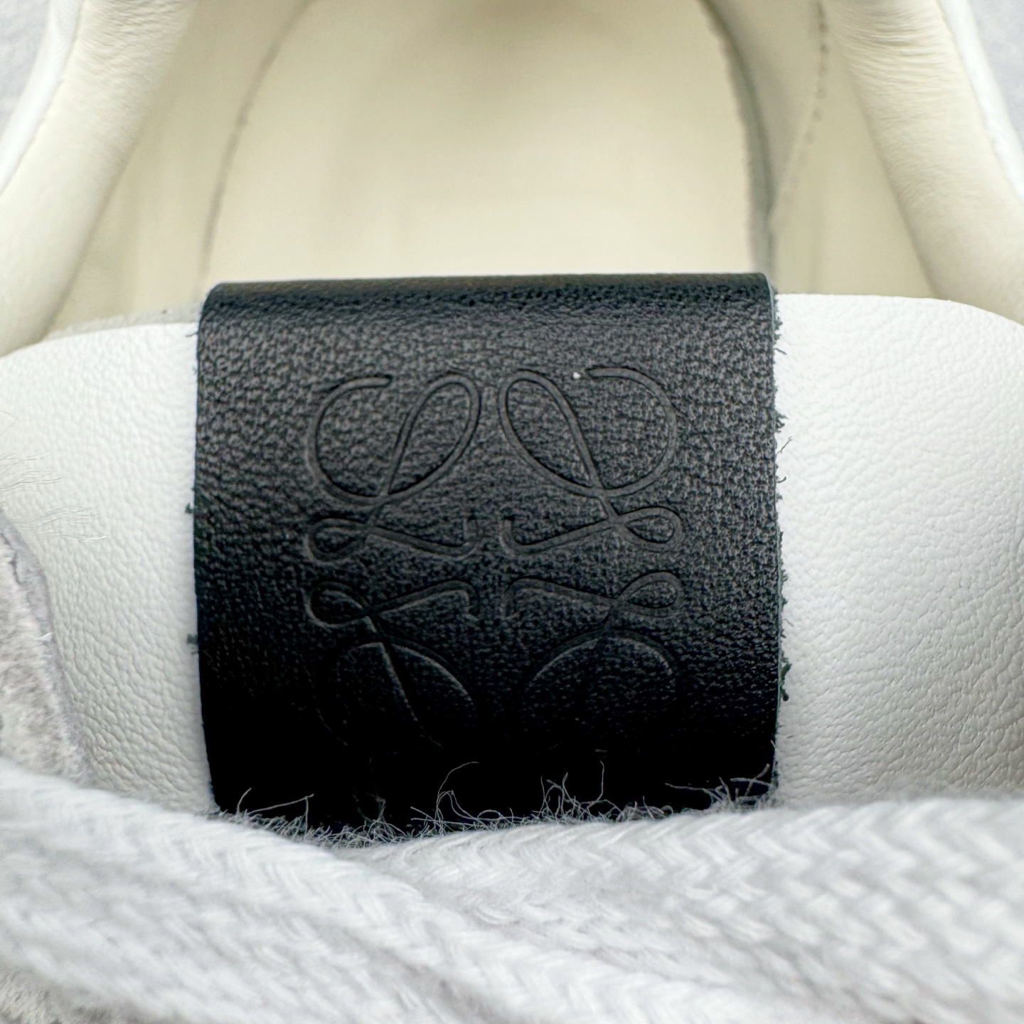 图片[13]-＃GD广顶 LOEWE 2025 | Ballet Runner 2.0 罗意威新款芭蕾舞鞋拼色德训鞋阿甘鞋 全套原纸板楦头开发 后跟3D注塑橡胶LOEWE徽标 原厂数据大底磨具 进口羊皮内里加鞋垫 磁吸翻盖盒 内配帆布防尘袋 配件齐全 官方一致 原装纸板中底 带采用反绒牛皮革拼接头层皮饰片鞋面材质 鞋身原装高密度防刮防水尼龙面料 不对称鞋头造型 作为LOEWE的标志性设计 超柔软轻便且灵活的鞋底 新的波浪纹理橡胶外底 延伸至鞋头 升级的柔软皮革内衬和鞋床 提供最大舒适感 后跟有3D注塑橡胶徽标 真皮和皮料混搭彰显复古风格 拼色拼接鞋面 非常高级隐藏式小内增高 脚后跟设计新颖 柔软舒适 会被评为年度最舒适的暴走鞋 如履平地 内娱明星杨幂等众多同款上脚 小红书 一系列素材图 极具爆款 尺码：35 36 37 38 39 40 41 42 43 44 45-选品中心