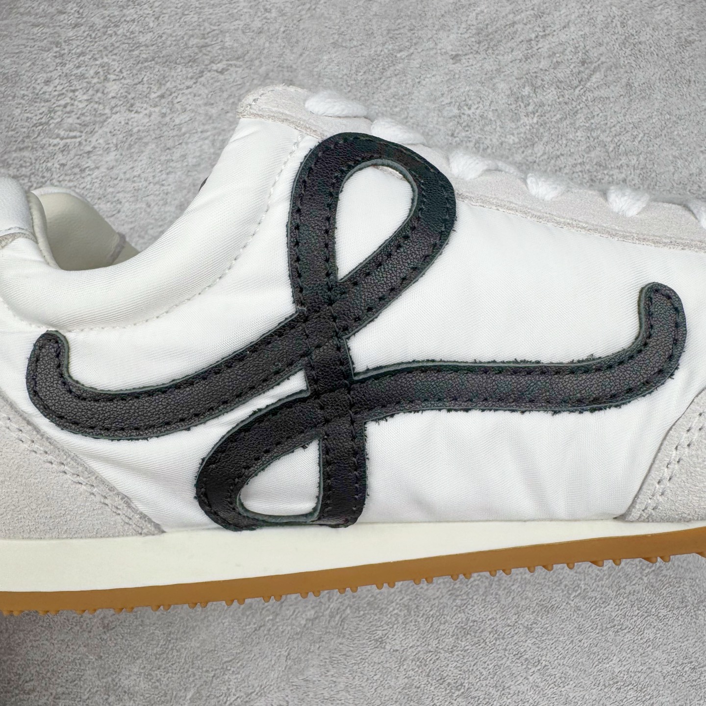 图片[11]-＃GD广顶 LOEWE 2025 | Ballet Runner 2.0 罗意威新款芭蕾舞鞋拼色德训鞋阿甘鞋 全套原纸板楦头开发 后跟3D注塑橡胶LOEWE徽标 原厂数据大底磨具 进口羊皮内里加鞋垫 磁吸翻盖盒 内配帆布防尘袋 配件齐全 官方一致 原装纸板中底 带采用反绒牛皮革拼接头层皮饰片鞋面材质 鞋身原装高密度防刮防水尼龙面料 不对称鞋头造型 作为LOEWE的标志性设计 超柔软轻便且灵活的鞋底 新的波浪纹理橡胶外底 延伸至鞋头 升级的柔软皮革内衬和鞋床 提供最大舒适感 后跟有3D注塑橡胶徽标 真皮和皮料混搭彰显复古风格 拼色拼接鞋面 非常高级隐藏式小内增高 脚后跟设计新颖 柔软舒适 会被评为年度最舒适的暴走鞋 如履平地 内娱明星杨幂等众多同款上脚 小红书 一系列素材图 极具爆款 尺码：35 36 37 38 39 40 41 42 43 44 45-选品中心