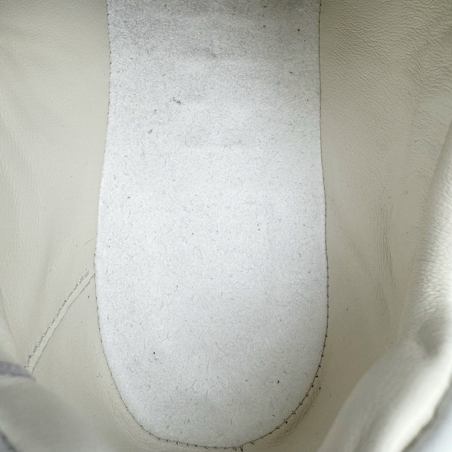 图片[19]-＃GD广顶 LOEWE 2025 | Ballet Runner 2.0 罗意威新款芭蕾舞鞋拼色德训鞋阿甘鞋 全套原纸板楦头开发 后跟3D注塑橡胶LOEWE徽标 原厂数据大底磨具 进口羊皮内里加鞋垫 磁吸翻盖盒 内配帆布防尘袋 配件齐全 官方一致 原装纸板中底 带采用反绒牛皮革拼接头层皮饰片鞋面材质 鞋身原装高密度防刮防水尼龙面料 不对称鞋头造型 作为LOEWE的标志性设计 超柔软轻便且灵活的鞋底 新的波浪纹理橡胶外底 延伸至鞋头 升级的柔软皮革内衬和鞋床 提供最大舒适感 后跟有3D注塑橡胶徽标 真皮和皮料混搭彰显复古风格 拼色拼接鞋面 非常高级隐藏式小内增高 脚后跟设计新颖 柔软舒适 会被评为年度最舒适的暴走鞋 如履平地 内娱明星杨幂等众多同款上脚 小红书 一系列素材图 极具爆款 尺码：35 36 37 38 39 40 41 42 43 44 45-选品中心