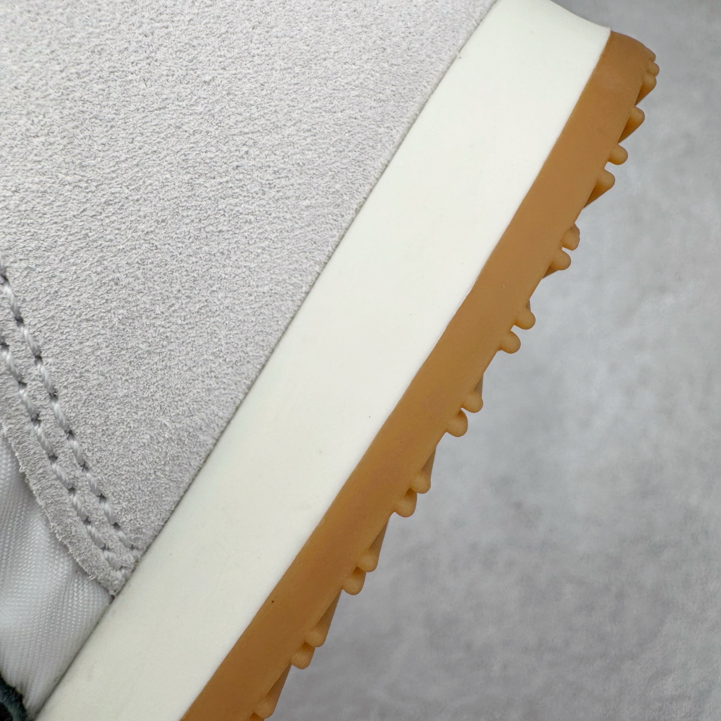 图片[16]-＃GD广顶 LOEWE 2025 | Ballet Runner 2.0 罗意威新款芭蕾舞鞋拼色德训鞋阿甘鞋 全套原纸板楦头开发 后跟3D注塑橡胶LOEWE徽标 原厂数据大底磨具 进口羊皮内里加鞋垫 磁吸翻盖盒 内配帆布防尘袋 配件齐全 官方一致 原装纸板中底 带采用反绒牛皮革拼接头层皮饰片鞋面材质 鞋身原装高密度防刮防水尼龙面料 不对称鞋头造型 作为LOEWE的标志性设计 超柔软轻便且灵活的鞋底 新的波浪纹理橡胶外底 延伸至鞋头 升级的柔软皮革内衬和鞋床 提供最大舒适感 后跟有3D注塑橡胶徽标 真皮和皮料混搭彰显复古风格 拼色拼接鞋面 非常高级隐藏式小内增高 脚后跟设计新颖 柔软舒适 会被评为年度最舒适的暴走鞋 如履平地 内娱明星杨幂等众多同款上脚 小红书 一系列素材图 极具爆款 尺码：35 36 37 38 39 40 41 42 43 44 45-选品中心