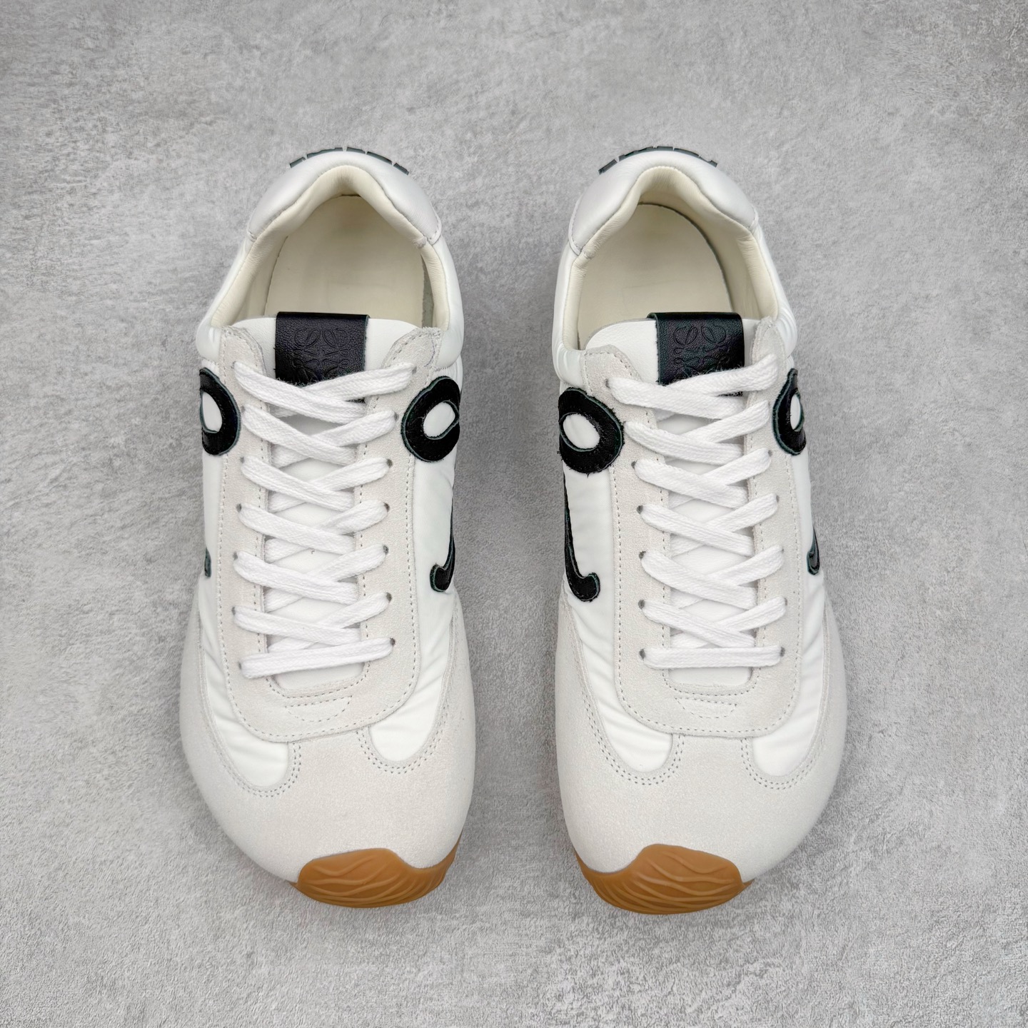 图片[2]-＃GD广顶 LOEWE 2025 | Ballet Runner 2.0 罗意威新款芭蕾舞鞋拼色德训鞋阿甘鞋 全套原纸板楦头开发 后跟3D注塑橡胶LOEWE徽标 原厂数据大底磨具 进口羊皮内里加鞋垫 磁吸翻盖盒 内配帆布防尘袋 配件齐全 官方一致 原装纸板中底 带采用反绒牛皮革拼接头层皮饰片鞋面材质 鞋身原装高密度防刮防水尼龙面料 不对称鞋头造型 作为LOEWE的标志性设计 超柔软轻便且灵活的鞋底 新的波浪纹理橡胶外底 延伸至鞋头 升级的柔软皮革内衬和鞋床 提供最大舒适感 后跟有3D注塑橡胶徽标 真皮和皮料混搭彰显复古风格 拼色拼接鞋面 非常高级隐藏式小内增高 脚后跟设计新颖 柔软舒适 会被评为年度最舒适的暴走鞋 如履平地 内娱明星杨幂等众多同款上脚 小红书 一系列素材图 极具爆款 尺码：35 36 37 38 39 40 41 42 43 44 45-选品中心