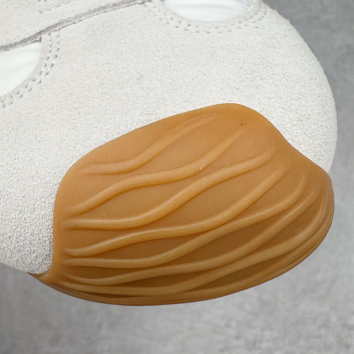 图片[14]-＃GD广顶 LOEWE 2025 | Ballet Runner 2.0 罗意威新款芭蕾舞鞋拼色德训鞋阿甘鞋 全套原纸板楦头开发 后跟3D注塑橡胶LOEWE徽标 原厂数据大底磨具 进口羊皮内里加鞋垫 磁吸翻盖盒 内配帆布防尘袋 配件齐全 官方一致 原装纸板中底 带采用反绒牛皮革拼接头层皮饰片鞋面材质 鞋身原装高密度防刮防水尼龙面料 不对称鞋头造型 作为LOEWE的标志性设计 超柔软轻便且灵活的鞋底 新的波浪纹理橡胶外底 延伸至鞋头 升级的柔软皮革内衬和鞋床 提供最大舒适感 后跟有3D注塑橡胶徽标 真皮和皮料混搭彰显复古风格 拼色拼接鞋面 非常高级隐藏式小内增高 脚后跟设计新颖 柔软舒适 会被评为年度最舒适的暴走鞋 如履平地 内娱明星杨幂等众多同款上脚 小红书 一系列素材图 极具爆款 尺码：35 36 37 38 39 40 41 42 43 44 45-选品中心