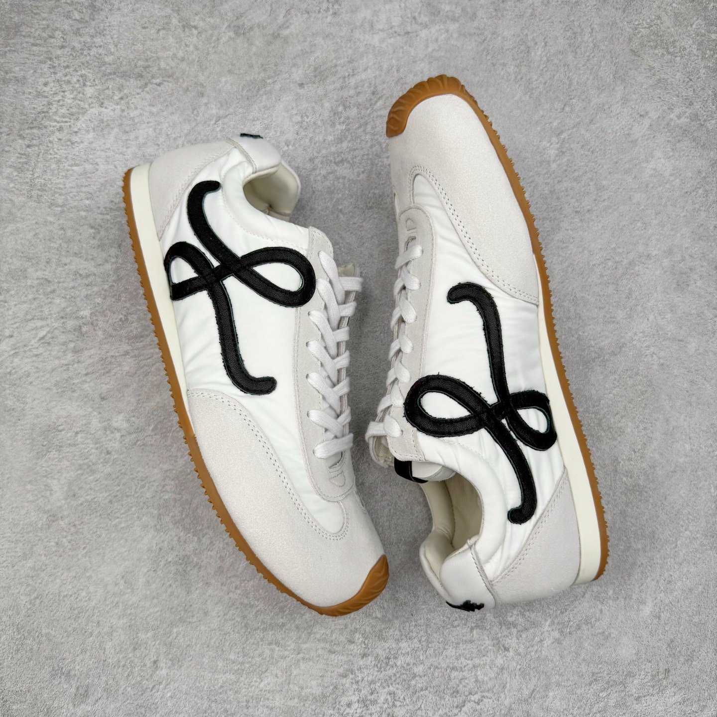 图片[3]-＃GD广顶 LOEWE 2025 | Ballet Runner 2.0 罗意威新款芭蕾舞鞋拼色德训鞋阿甘鞋 全套原纸板楦头开发 后跟3D注塑橡胶LOEWE徽标 原厂数据大底磨具 进口羊皮内里加鞋垫 磁吸翻盖盒 内配帆布防尘袋 配件齐全 官方一致 原装纸板中底 带采用反绒牛皮革拼接头层皮饰片鞋面材质 鞋身原装高密度防刮防水尼龙面料 不对称鞋头造型 作为LOEWE的标志性设计 超柔软轻便且灵活的鞋底 新的波浪纹理橡胶外底 延伸至鞋头 升级的柔软皮革内衬和鞋床 提供最大舒适感 后跟有3D注塑橡胶徽标 真皮和皮料混搭彰显复古风格 拼色拼接鞋面 非常高级隐藏式小内增高 脚后跟设计新颖 柔软舒适 会被评为年度最舒适的暴走鞋 如履平地 内娱明星杨幂等众多同款上脚 小红书 一系列素材图 极具爆款 尺码：35 36 37 38 39 40 41 42 43 44 45-选品中心