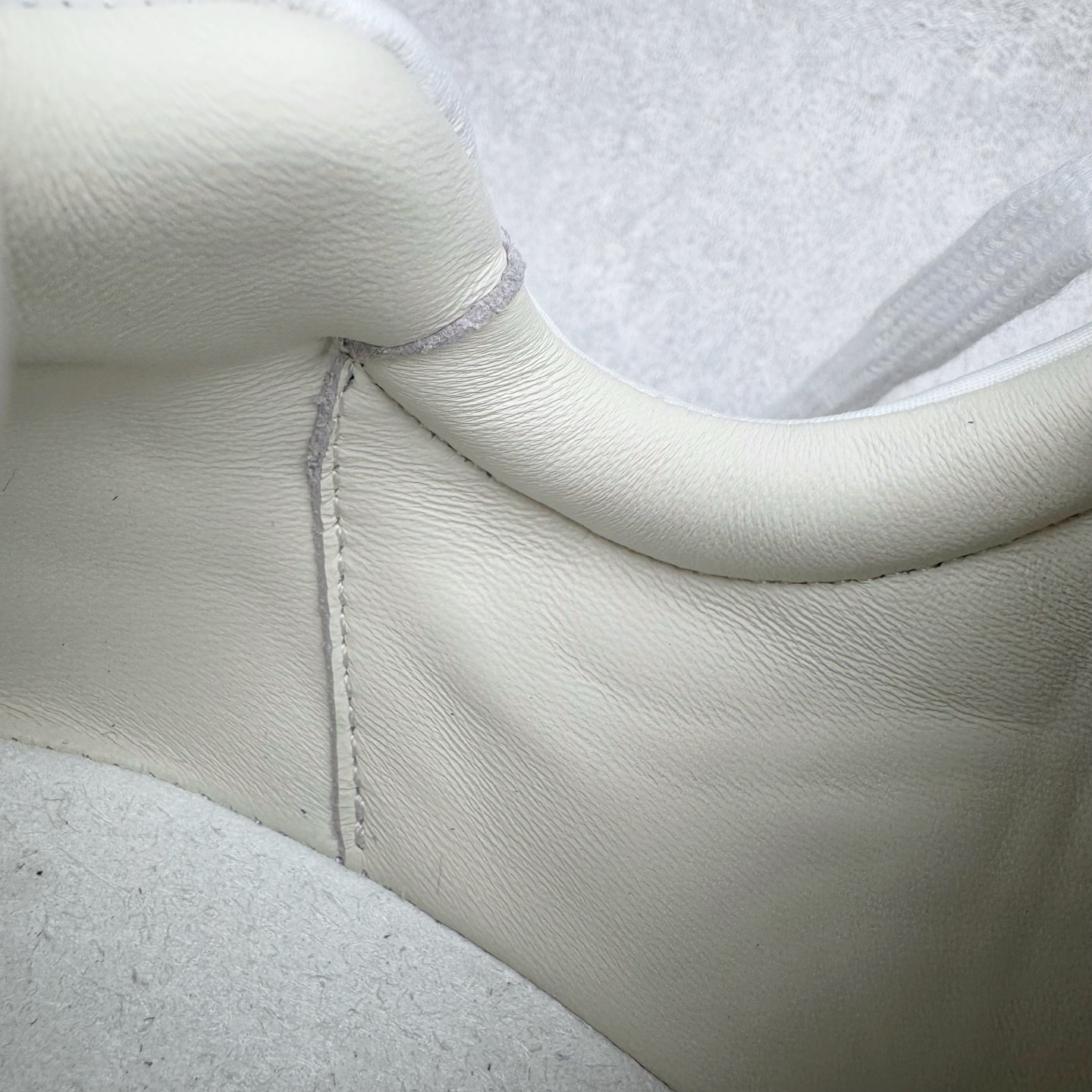 图片[20]-＃GD广顶 LOEWE 2025 | Ballet Runner 2.0 罗意威新款芭蕾舞鞋拼色德训鞋阿甘鞋 全套原纸板楦头开发 后跟3D注塑橡胶LOEWE徽标 原厂数据大底磨具 进口羊皮内里加鞋垫 磁吸翻盖盒 内配帆布防尘袋 配件齐全 官方一致 原装纸板中底 带采用反绒牛皮革拼接头层皮饰片鞋面材质 鞋身原装高密度防刮防水尼龙面料 不对称鞋头造型 作为LOEWE的标志性设计 超柔软轻便且灵活的鞋底 新的波浪纹理橡胶外底 延伸至鞋头 升级的柔软皮革内衬和鞋床 提供最大舒适感 后跟有3D注塑橡胶徽标 真皮和皮料混搭彰显复古风格 拼色拼接鞋面 非常高级隐藏式小内增高 脚后跟设计新颖 柔软舒适 会被评为年度最舒适的暴走鞋 如履平地 内娱明星杨幂等众多同款上脚 小红书 一系列素材图 极具爆款 尺码：35 36 37 38 39 40 41 42 43 44 45-选品中心