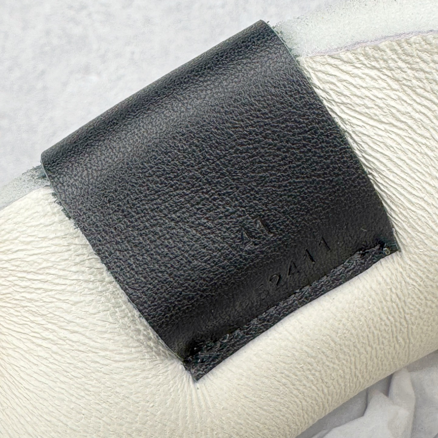 图片[17]-＃GD广顶 LOEWE 2025 | Ballet Runner 2.0 罗意威新款芭蕾舞鞋拼色德训鞋阿甘鞋 全套原纸板楦头开发 后跟3D注塑橡胶LOEWE徽标 原厂数据大底磨具 进口羊皮内里加鞋垫 磁吸翻盖盒 内配帆布防尘袋 配件齐全 官方一致 原装纸板中底 带采用反绒牛皮革拼接头层皮饰片鞋面材质 鞋身原装高密度防刮防水尼龙面料 不对称鞋头造型 作为LOEWE的标志性设计 超柔软轻便且灵活的鞋底 新的波浪纹理橡胶外底 延伸至鞋头 升级的柔软皮革内衬和鞋床 提供最大舒适感 后跟有3D注塑橡胶徽标 真皮和皮料混搭彰显复古风格 拼色拼接鞋面 非常高级隐藏式小内增高 脚后跟设计新颖 柔软舒适 会被评为年度最舒适的暴走鞋 如履平地 内娱明星杨幂等众多同款上脚 小红书 一系列素材图 极具爆款 尺码：35 36 37 38 39 40 41 42 43 44 45-选品中心