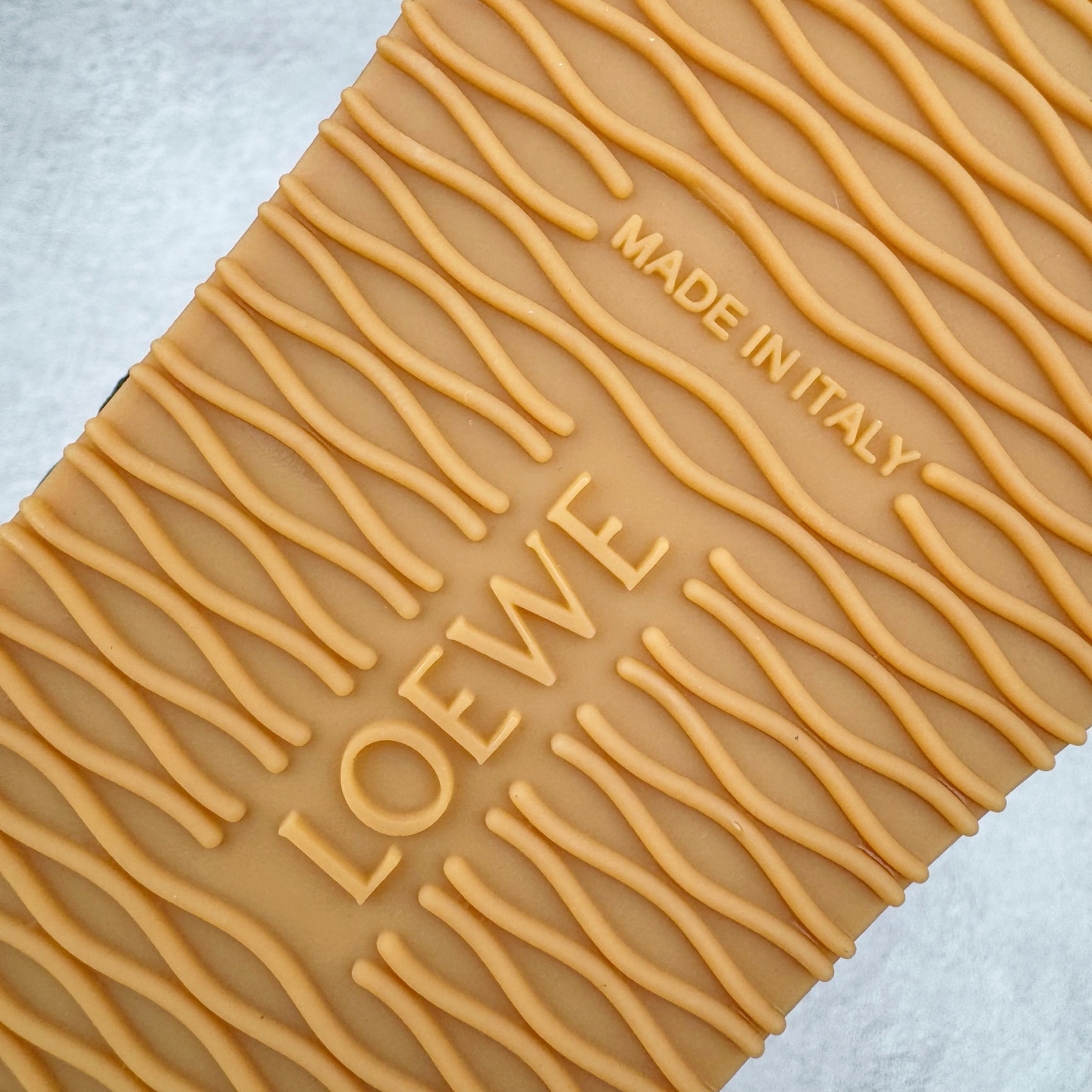 图片[12]-＃GD广顶 LOEWE 2025 | Ballet Runner 2.0 罗意威新款芭蕾舞鞋拼色德训鞋阿甘鞋 全套原纸板楦头开发 后跟3D注塑橡胶LOEWE徽标 原厂数据大底磨具 进口羊皮内里加鞋垫 磁吸翻盖盒 内配帆布防尘袋 配件齐全 官方一致 原装纸板中底 带采用反绒牛皮革拼接头层皮饰片鞋面材质 鞋身原装高密度防刮防水尼龙面料 不对称鞋头造型 作为LOEWE的标志性设计 超柔软轻便且灵活的鞋底 新的波浪纹理橡胶外底 延伸至鞋头 升级的柔软皮革内衬和鞋床 提供最大舒适感 后跟有3D注塑橡胶徽标 真皮和皮料混搭彰显复古风格 拼色拼接鞋面 非常高级隐藏式小内增高 脚后跟设计新颖 柔软舒适 会被评为年度最舒适的暴走鞋 如履平地 内娱明星杨幂等众多同款上脚 小红书 一系列素材图 极具爆款 尺码：35 36 37 38 39 40 41 42 43 44 45-选品中心