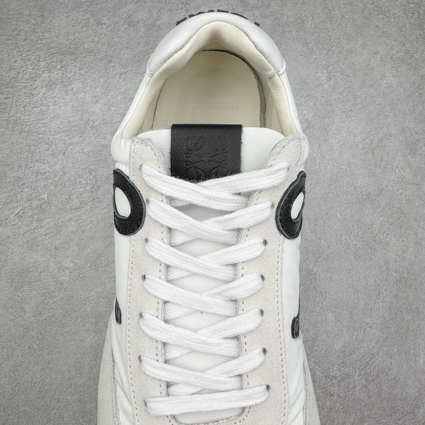 图片[5]-＃GD广顶 LOEWE 2025 | Ballet Runner 2.0 罗意威新款芭蕾舞鞋拼色德训鞋阿甘鞋 全套原纸板楦头开发 后跟3D注塑橡胶LOEWE徽标 原厂数据大底磨具 进口羊皮内里加鞋垫 磁吸翻盖盒 内配帆布防尘袋 配件齐全 官方一致 原装纸板中底 带采用反绒牛皮革拼接头层皮饰片鞋面材质 鞋身原装高密度防刮防水尼龙面料 不对称鞋头造型 作为LOEWE的标志性设计 超柔软轻便且灵活的鞋底 新的波浪纹理橡胶外底 延伸至鞋头 升级的柔软皮革内衬和鞋床 提供最大舒适感 后跟有3D注塑橡胶徽标 真皮和皮料混搭彰显复古风格 拼色拼接鞋面 非常高级隐藏式小内增高 脚后跟设计新颖 柔软舒适 会被评为年度最舒适的暴走鞋 如履平地 内娱明星杨幂等众多同款上脚 小红书 一系列素材图 极具爆款 尺码：35 36 37 38 39 40 41 42 43 44 45-选品中心