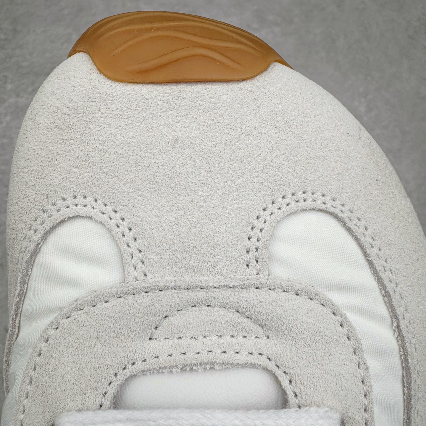 图片[15]-＃GD广顶 LOEWE 2025 | Ballet Runner 2.0 罗意威新款芭蕾舞鞋拼色德训鞋阿甘鞋 全套原纸板楦头开发 后跟3D注塑橡胶LOEWE徽标 原厂数据大底磨具 进口羊皮内里加鞋垫 磁吸翻盖盒 内配帆布防尘袋 配件齐全 官方一致 原装纸板中底 带采用反绒牛皮革拼接头层皮饰片鞋面材质 鞋身原装高密度防刮防水尼龙面料 不对称鞋头造型 作为LOEWE的标志性设计 超柔软轻便且灵活的鞋底 新的波浪纹理橡胶外底 延伸至鞋头 升级的柔软皮革内衬和鞋床 提供最大舒适感 后跟有3D注塑橡胶徽标 真皮和皮料混搭彰显复古风格 拼色拼接鞋面 非常高级隐藏式小内增高 脚后跟设计新颖 柔软舒适 会被评为年度最舒适的暴走鞋 如履平地 内娱明星杨幂等众多同款上脚 小红书 一系列素材图 极具爆款 尺码：35 36 37 38 39 40 41 42 43 44 45-选品中心