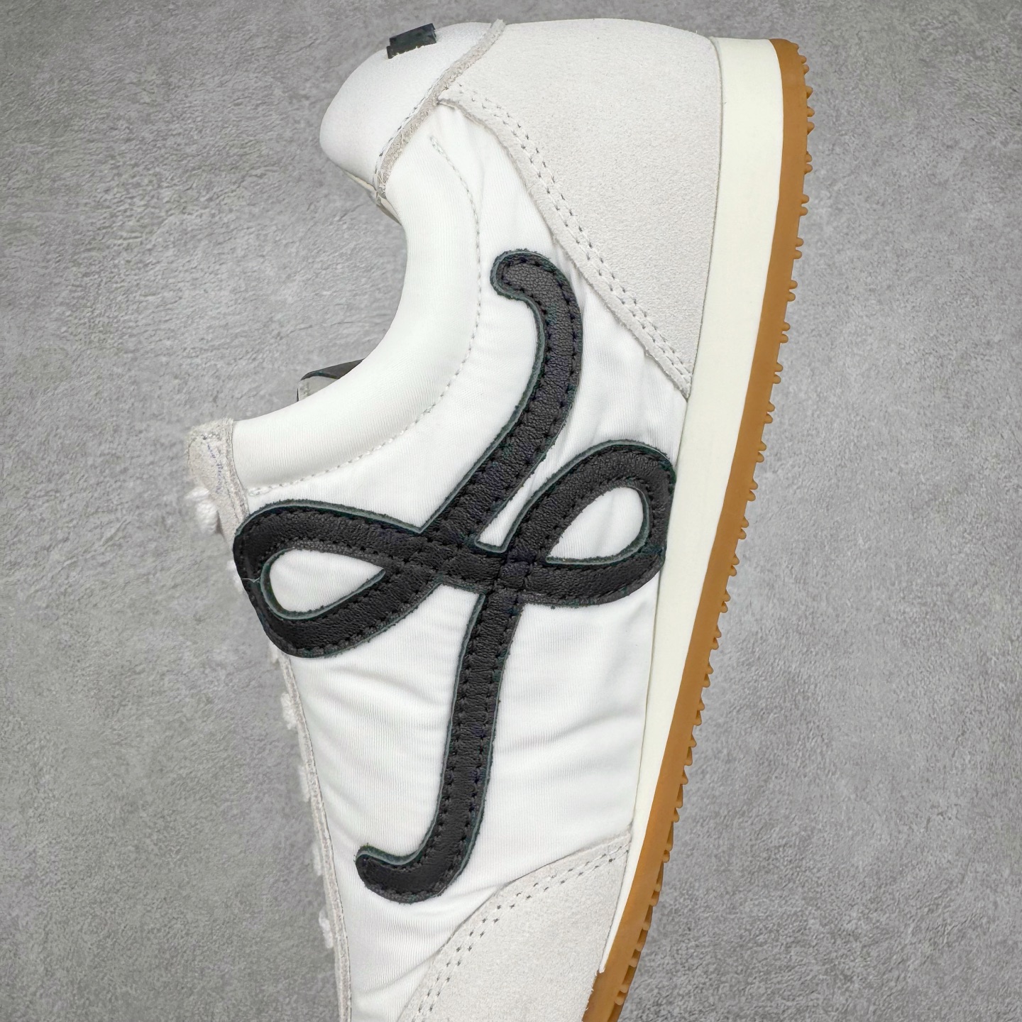 图片[7]-＃GD广顶 LOEWE 2025 | Ballet Runner 2.0 罗意威新款芭蕾舞鞋拼色德训鞋阿甘鞋 全套原纸板楦头开发 后跟3D注塑橡胶LOEWE徽标 原厂数据大底磨具 进口羊皮内里加鞋垫 磁吸翻盖盒 内配帆布防尘袋 配件齐全 官方一致 原装纸板中底 带采用反绒牛皮革拼接头层皮饰片鞋面材质 鞋身原装高密度防刮防水尼龙面料 不对称鞋头造型 作为LOEWE的标志性设计 超柔软轻便且灵活的鞋底 新的波浪纹理橡胶外底 延伸至鞋头 升级的柔软皮革内衬和鞋床 提供最大舒适感 后跟有3D注塑橡胶徽标 真皮和皮料混搭彰显复古风格 拼色拼接鞋面 非常高级隐藏式小内增高 脚后跟设计新颖 柔软舒适 会被评为年度最舒适的暴走鞋 如履平地 内娱明星杨幂等众多同款上脚 小红书 一系列素材图 极具爆款 尺码：35 36 37 38 39 40 41 42 43 44 45-选品中心