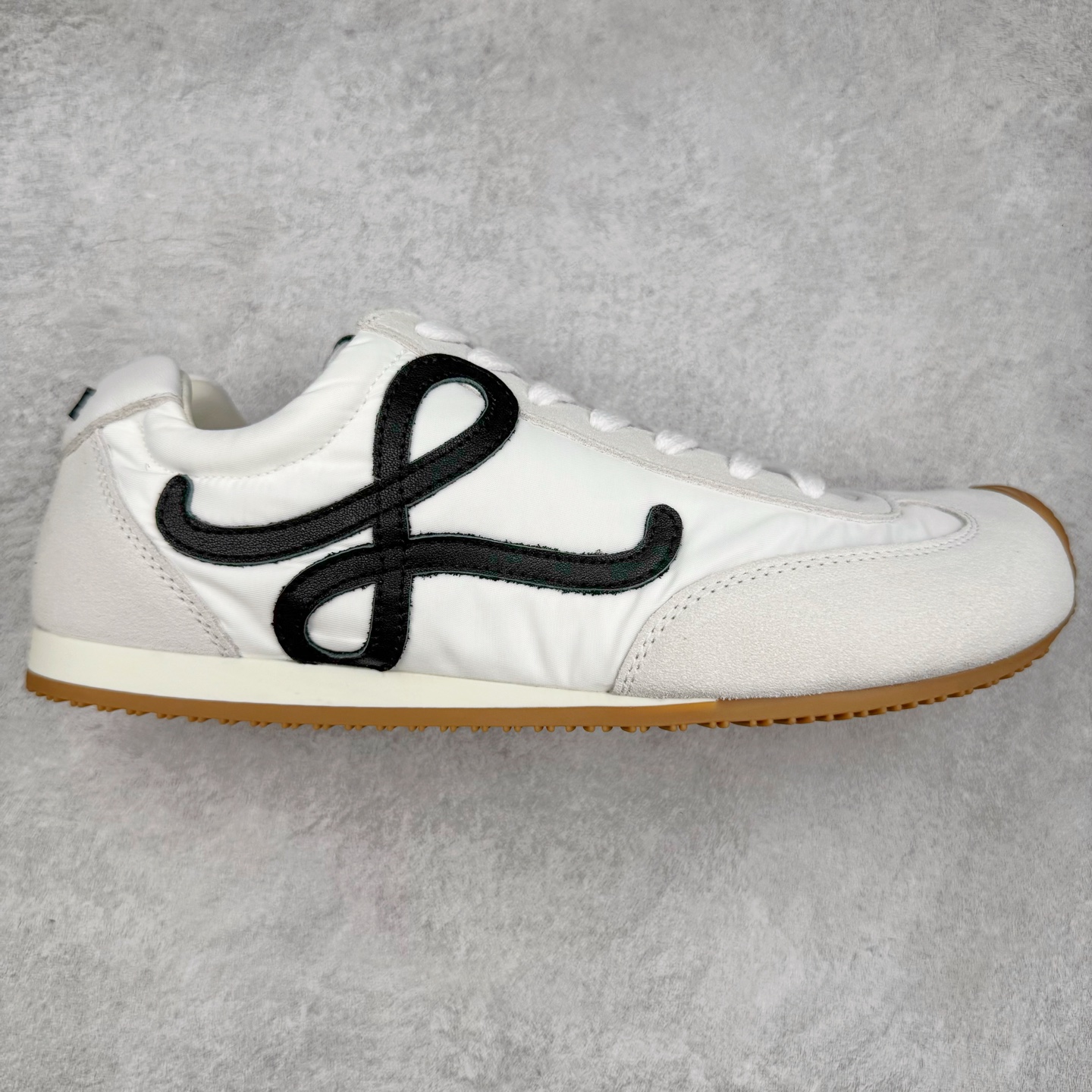 ＃GD广顶 LOEWE 2025 | Ballet Runner 2.0 罗意威新款芭蕾舞鞋拼色德训鞋阿甘鞋 全套原纸板楦头开发 后跟3D注塑橡胶LOEWE徽标 原厂数据大底磨具 进口羊皮内里加鞋垫 磁吸翻盖盒 内配帆布防尘袋 配件齐全 官方一致 原装纸板中底 带采用反绒牛皮革拼接头层皮饰片鞋面材质 鞋身原装高密度防刮防水尼龙面料 不对称鞋头造型 作为LOEWE的标志性设计 超柔软轻便且灵活的鞋底 新的波浪纹理橡胶外底 延伸至鞋头 升级的柔软皮革内衬和鞋床 提供最大舒适感 后跟有3D注塑橡胶徽标 真皮和皮料混搭彰显复古风格 拼色拼接鞋面 非常高级隐藏式小内增高 脚后跟设计新颖 柔软舒适 会被评为年度最舒适的暴走鞋 如履平地 内娱明星杨幂等众多同款上脚 小红书 一系列素材图 极具爆款 尺码：35 36 37 38 39 40 41 42 43 44 45-选品中心