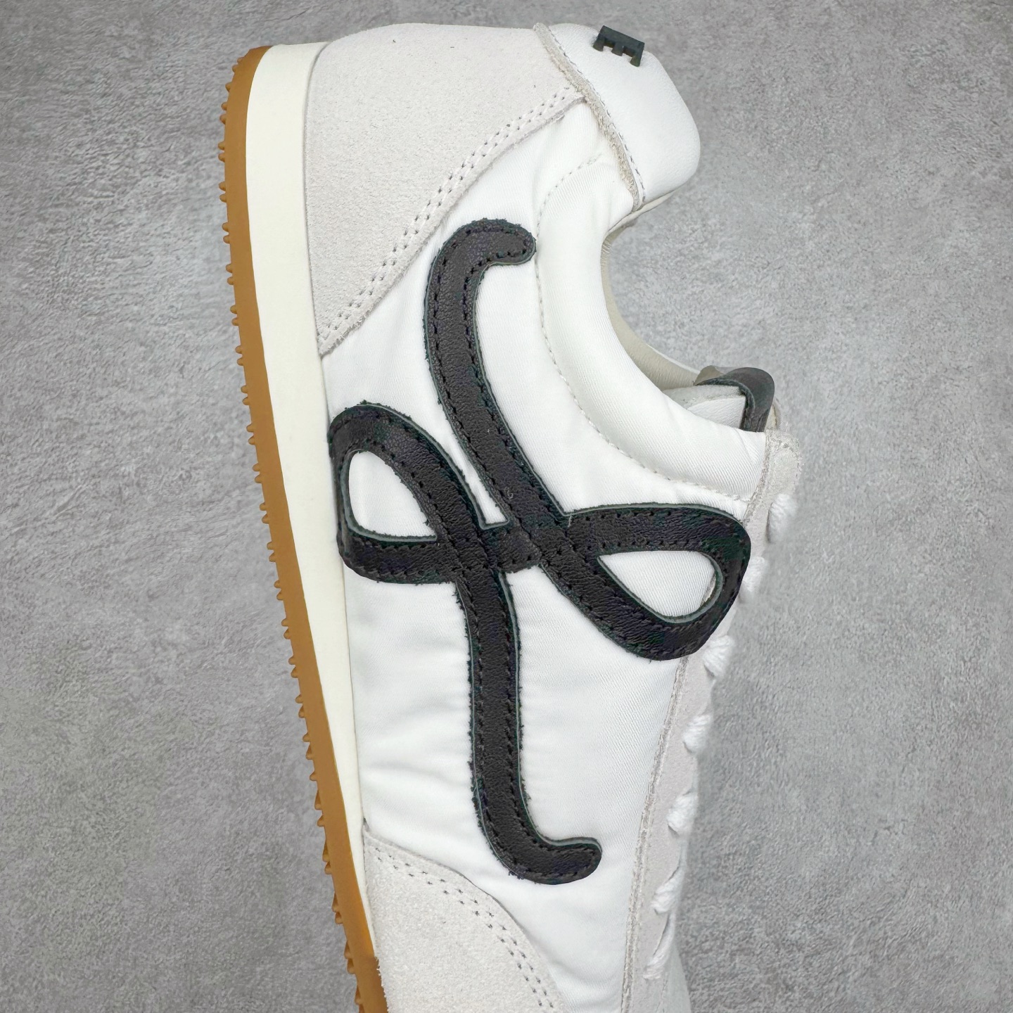 图片[6]-＃GD广顶 LOEWE 2025 | Ballet Runner 2.0 罗意威新款芭蕾舞鞋拼色德训鞋阿甘鞋 全套原纸板楦头开发 后跟3D注塑橡胶LOEWE徽标 原厂数据大底磨具 进口羊皮内里加鞋垫 磁吸翻盖盒 内配帆布防尘袋 配件齐全 官方一致 原装纸板中底 带采用反绒牛皮革拼接头层皮饰片鞋面材质 鞋身原装高密度防刮防水尼龙面料 不对称鞋头造型 作为LOEWE的标志性设计 超柔软轻便且灵活的鞋底 新的波浪纹理橡胶外底 延伸至鞋头 升级的柔软皮革内衬和鞋床 提供最大舒适感 后跟有3D注塑橡胶徽标 真皮和皮料混搭彰显复古风格 拼色拼接鞋面 非常高级隐藏式小内增高 脚后跟设计新颖 柔软舒适 会被评为年度最舒适的暴走鞋 如履平地 内娱明星杨幂等众多同款上脚 小红书 一系列素材图 极具爆款 尺码：35 36 37 38 39 40 41 42 43 44 45-选品中心