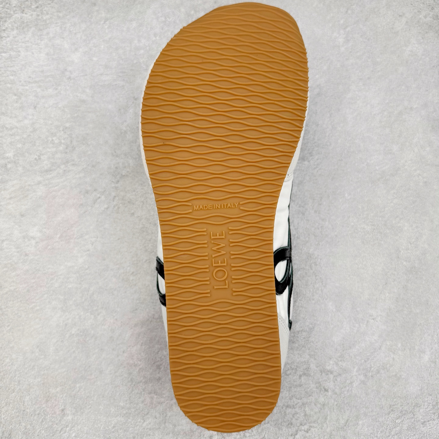 图片[9]-＃GD广顶 LOEWE 2025 | Ballet Runner 2.0 罗意威新款芭蕾舞鞋拼色德训鞋阿甘鞋 全套原纸板楦头开发 后跟3D注塑橡胶LOEWE徽标 原厂数据大底磨具 进口羊皮内里加鞋垫 磁吸翻盖盒 内配帆布防尘袋 配件齐全 官方一致 原装纸板中底 带采用反绒牛皮革拼接头层皮饰片鞋面材质 鞋身原装高密度防刮防水尼龙面料 不对称鞋头造型 作为LOEWE的标志性设计 超柔软轻便且灵活的鞋底 新的波浪纹理橡胶外底 延伸至鞋头 升级的柔软皮革内衬和鞋床 提供最大舒适感 后跟有3D注塑橡胶徽标 真皮和皮料混搭彰显复古风格 拼色拼接鞋面 非常高级隐藏式小内增高 脚后跟设计新颖 柔软舒适 会被评为年度最舒适的暴走鞋 如履平地 内娱明星杨幂等众多同款上脚 小红书 一系列素材图 极具爆款 尺码：35 36 37 38 39 40 41 42 43 44 45-选品中心