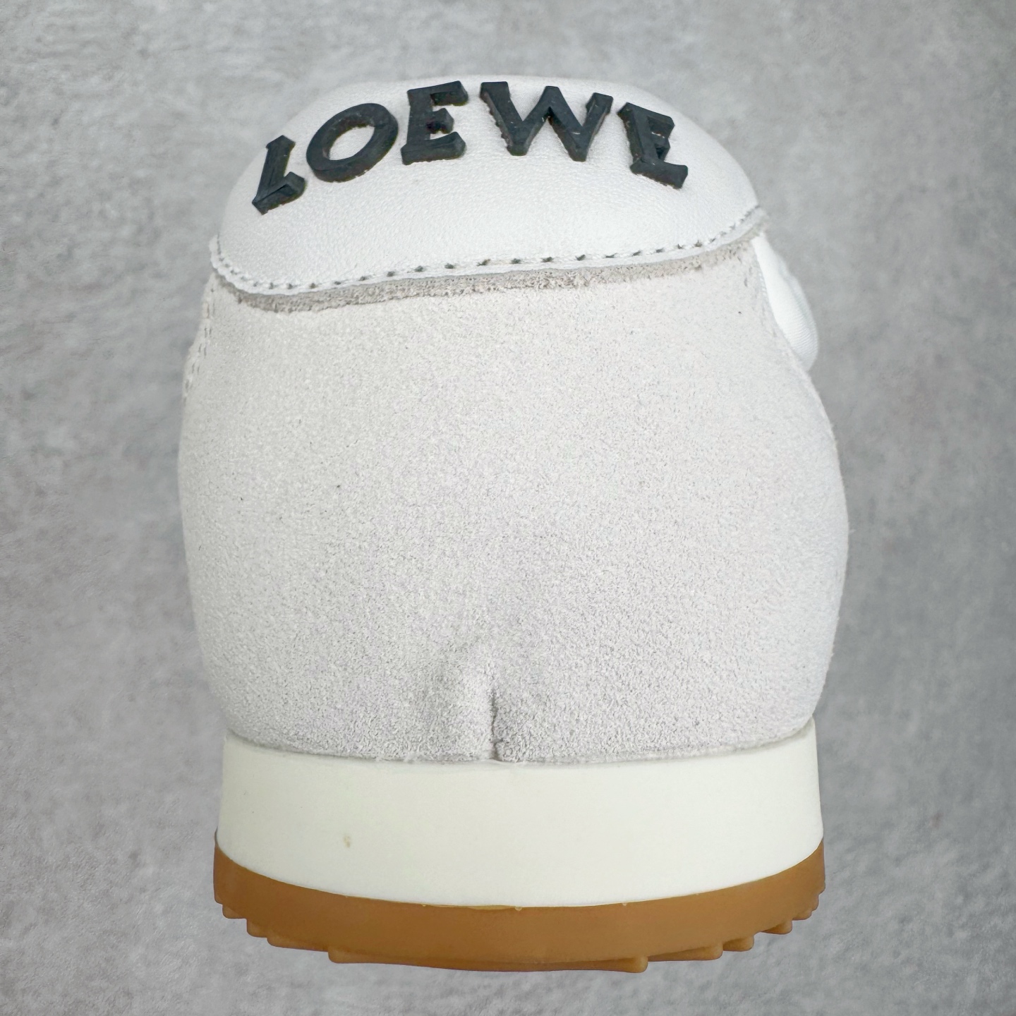 图片[8]-＃GD广顶 LOEWE 2025 | Ballet Runner 2.0 罗意威新款芭蕾舞鞋拼色德训鞋阿甘鞋 全套原纸板楦头开发 后跟3D注塑橡胶LOEWE徽标 原厂数据大底磨具 进口羊皮内里加鞋垫 磁吸翻盖盒 内配帆布防尘袋 配件齐全 官方一致 原装纸板中底 带采用反绒牛皮革拼接头层皮饰片鞋面材质 鞋身原装高密度防刮防水尼龙面料 不对称鞋头造型 作为LOEWE的标志性设计 超柔软轻便且灵活的鞋底 新的波浪纹理橡胶外底 延伸至鞋头 升级的柔软皮革内衬和鞋床 提供最大舒适感 后跟有3D注塑橡胶徽标 真皮和皮料混搭彰显复古风格 拼色拼接鞋面 非常高级隐藏式小内增高 脚后跟设计新颖 柔软舒适 会被评为年度最舒适的暴走鞋 如履平地 内娱明星杨幂等众多同款上脚 小红书 一系列素材图 极具爆款 尺码：35 36 37 38 39 40 41 42 43 44 45-选品中心