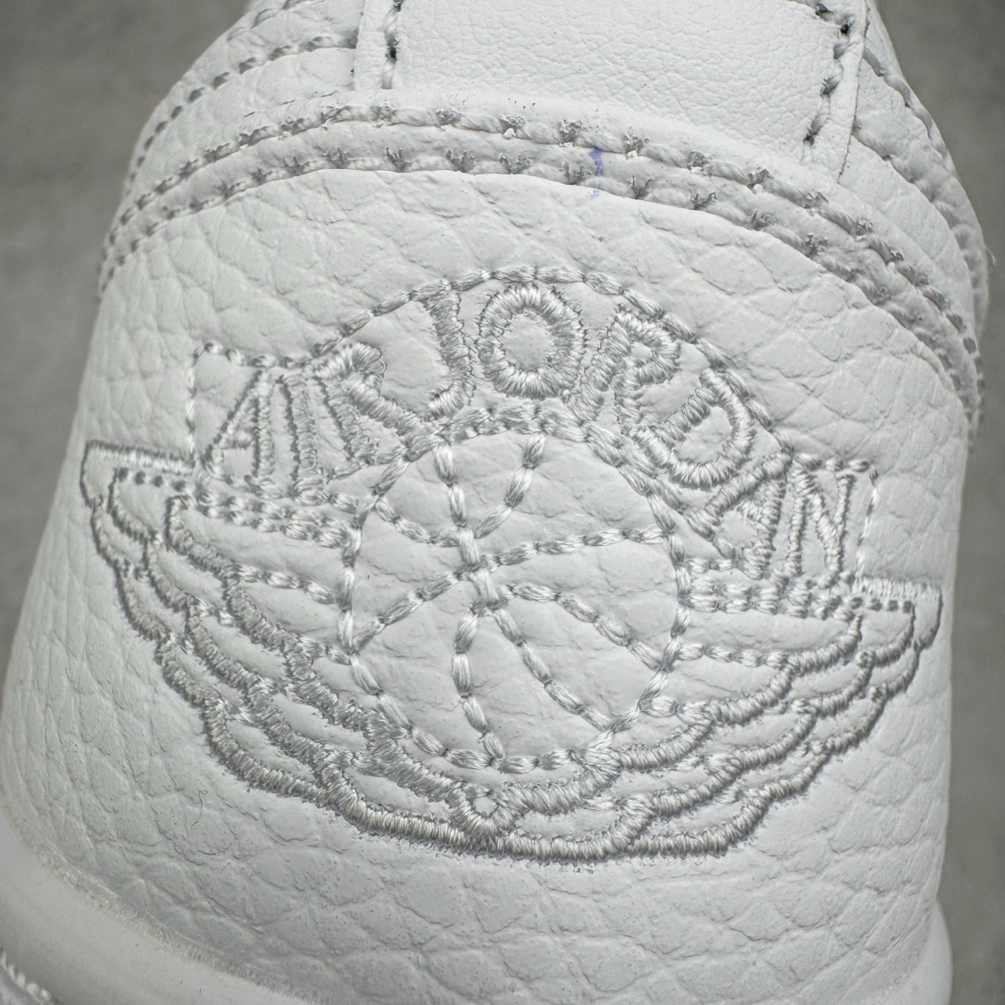 图片[14]-＃DT纯原 Air Jordan AJ1 Low 低帮 纯白 553558-130 终端优势供应 市面中低帮最具代表性版本没有之一 口碑大厂出品 品控大底版型不断改良更新 全套原纸板楦头开发 确保原汁原味 完美呈现版型 完美零毛边处理 原厂内置全掌气垫 价格定位良心 平台专用代工流水线出品 一眼公司既视感 拿到手的一瞬间就与众不同 碾压市面所有版本 全部原鞋开发 每一个配色都会采购原鞋确认细节 打破市面看图做货无好货之说 尺码：35.5 36 36.5 37.5 38 38.5 39 40 40.5 41 42 42.5 43 44 44.5 45 46-选品中心