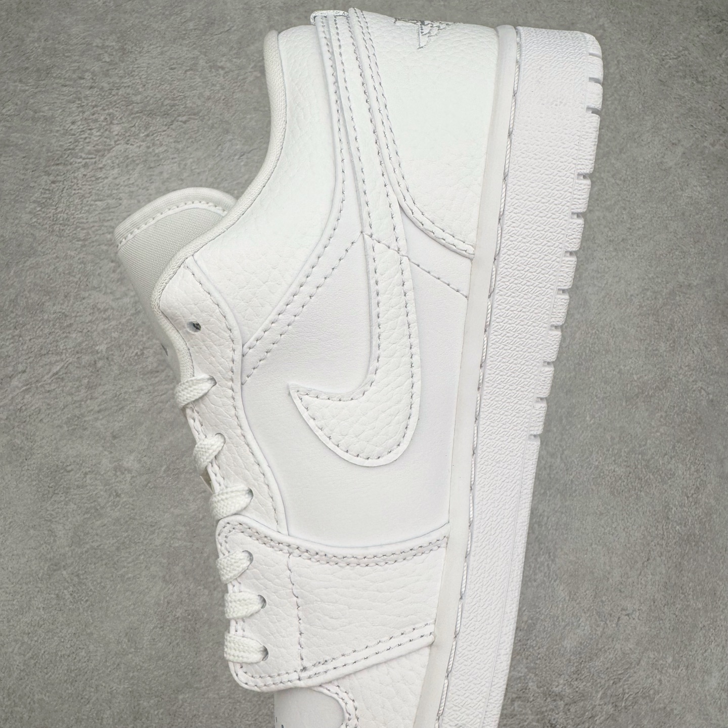 图片[7]-＃DT纯原 Air Jordan AJ1 Low 低帮 纯白 553558-130 终端优势供应 市面中低帮最具代表性版本没有之一 口碑大厂出品 品控大底版型不断改良更新 全套原纸板楦头开发 确保原汁原味 完美呈现版型 完美零毛边处理 原厂内置全掌气垫 价格定位良心 平台专用代工流水线出品 一眼公司既视感 拿到手的一瞬间就与众不同 碾压市面所有版本 全部原鞋开发 每一个配色都会采购原鞋确认细节 打破市面看图做货无好货之说 尺码：35.5 36 36.5 37.5 38 38.5 39 40 40.5 41 42 42.5 43 44 44.5 45 46-选品中心