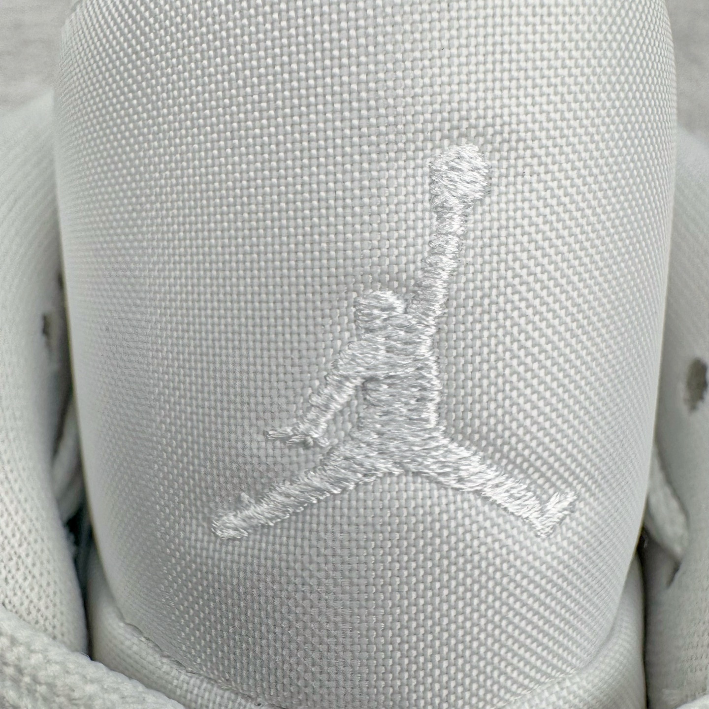 图片[12]-＃DT纯原 Air Jordan AJ1 Low 低帮 纯白 553558-130 终端优势供应 市面中低帮最具代表性版本没有之一 口碑大厂出品 品控大底版型不断改良更新 全套原纸板楦头开发 确保原汁原味 完美呈现版型 完美零毛边处理 原厂内置全掌气垫 价格定位良心 平台专用代工流水线出品 一眼公司既视感 拿到手的一瞬间就与众不同 碾压市面所有版本 全部原鞋开发 每一个配色都会采购原鞋确认细节 打破市面看图做货无好货之说 尺码：35.5 36 36.5 37.5 38 38.5 39 40 40.5 41 42 42.5 43 44 44.5 45 46-选品中心