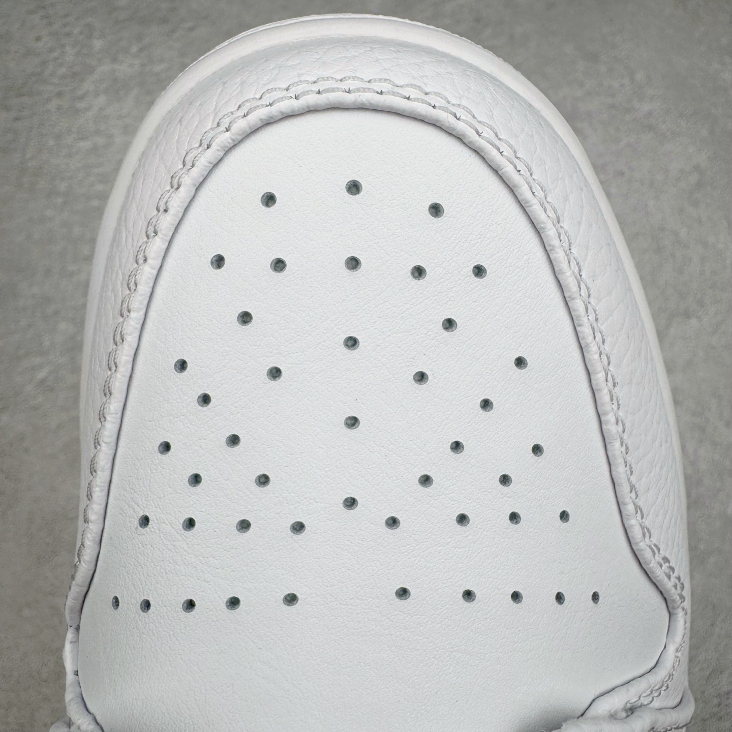 图片[13]-＃DT纯原 Air Jordan AJ1 Low 低帮 纯白 553558-130 终端优势供应 市面中低帮最具代表性版本没有之一 口碑大厂出品 品控大底版型不断改良更新 全套原纸板楦头开发 确保原汁原味 完美呈现版型 完美零毛边处理 原厂内置全掌气垫 价格定位良心 平台专用代工流水线出品 一眼公司既视感 拿到手的一瞬间就与众不同 碾压市面所有版本 全部原鞋开发 每一个配色都会采购原鞋确认细节 打破市面看图做货无好货之说 尺码：35.5 36 36.5 37.5 38 38.5 39 40 40.5 41 42 42.5 43 44 44.5 45 46-选品中心