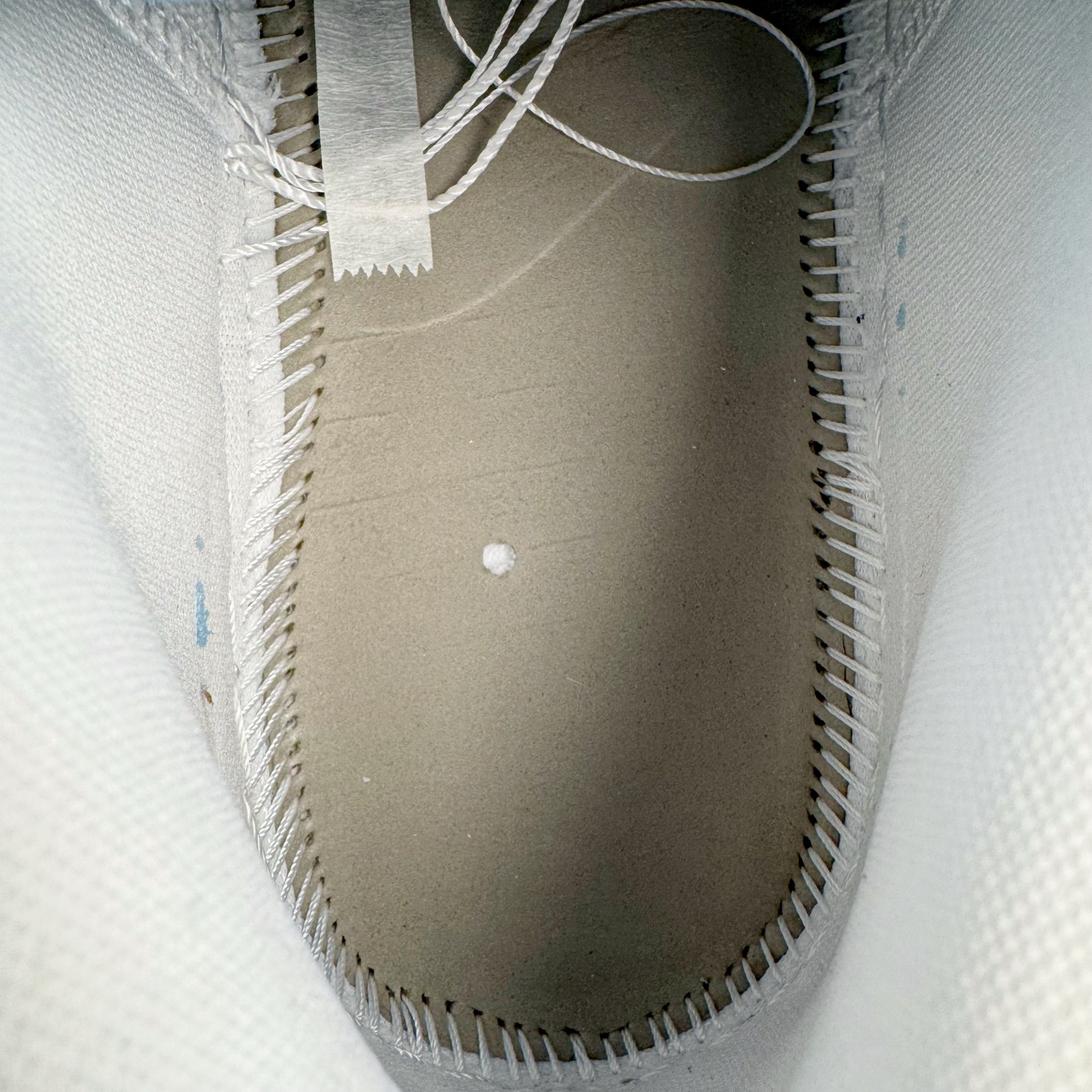 图片[17]-＃DT纯原 Air Jordan AJ1 Low 低帮 纯白 553558-130 终端优势供应 市面中低帮最具代表性版本没有之一 口碑大厂出品 品控大底版型不断改良更新 全套原纸板楦头开发 确保原汁原味 完美呈现版型 完美零毛边处理 原厂内置全掌气垫 价格定位良心 平台专用代工流水线出品 一眼公司既视感 拿到手的一瞬间就与众不同 碾压市面所有版本 全部原鞋开发 每一个配色都会采购原鞋确认细节 打破市面看图做货无好货之说 尺码：35.5 36 36.5 37.5 38 38.5 39 40 40.5 41 42 42.5 43 44 44.5 45 46-选品中心