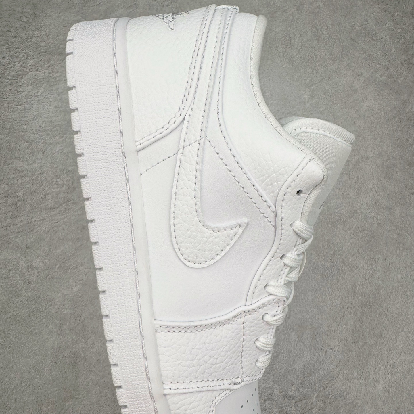 图片[6]-＃DT纯原 Air Jordan AJ1 Low 低帮 纯白 553558-130 终端优势供应 市面中低帮最具代表性版本没有之一 口碑大厂出品 品控大底版型不断改良更新 全套原纸板楦头开发 确保原汁原味 完美呈现版型 完美零毛边处理 原厂内置全掌气垫 价格定位良心 平台专用代工流水线出品 一眼公司既视感 拿到手的一瞬间就与众不同 碾压市面所有版本 全部原鞋开发 每一个配色都会采购原鞋确认细节 打破市面看图做货无好货之说 尺码：35.5 36 36.5 37.5 38 38.5 39 40 40.5 41 42 42.5 43 44 44.5 45 46-选品中心