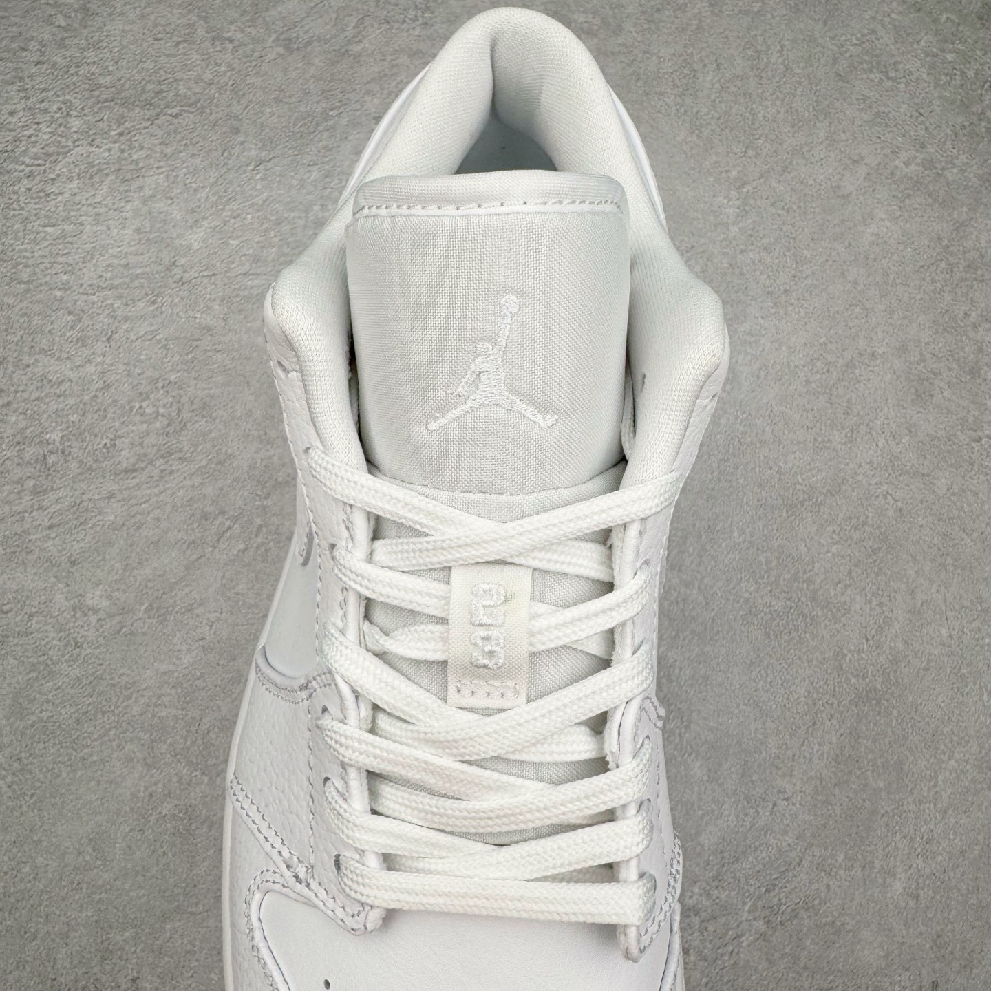 图片[5]-＃DT纯原 Air Jordan AJ1 Low 低帮 纯白 553558-130 终端优势供应 市面中低帮最具代表性版本没有之一 口碑大厂出品 品控大底版型不断改良更新 全套原纸板楦头开发 确保原汁原味 完美呈现版型 完美零毛边处理 原厂内置全掌气垫 价格定位良心 平台专用代工流水线出品 一眼公司既视感 拿到手的一瞬间就与众不同 碾压市面所有版本 全部原鞋开发 每一个配色都会采购原鞋确认细节 打破市面看图做货无好货之说 尺码：35.5 36 36.5 37.5 38 38.5 39 40 40.5 41 42 42.5 43 44 44.5 45 46-选品中心