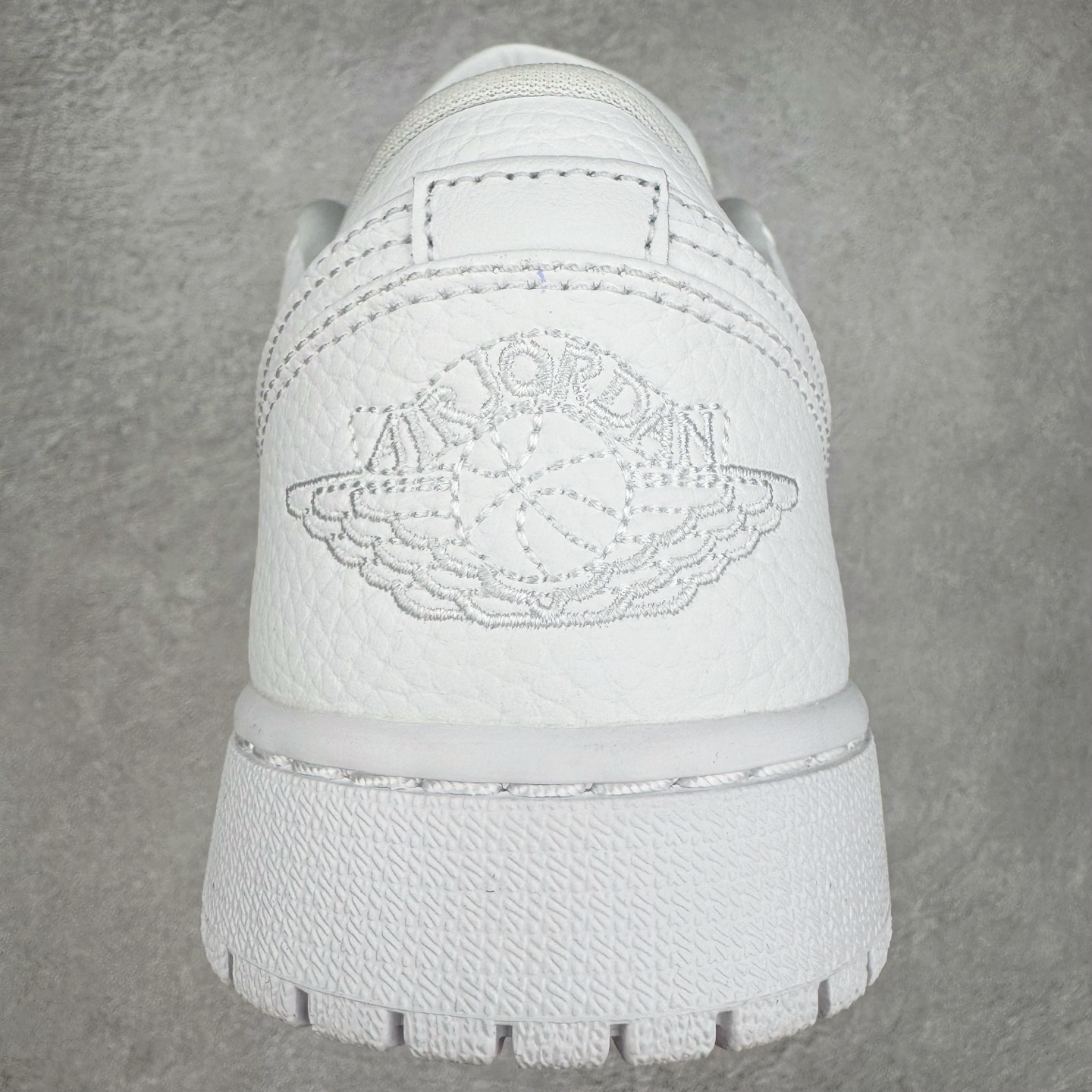 图片[8]-＃DT纯原 Air Jordan AJ1 Low 低帮 纯白 553558-130 终端优势供应 市面中低帮最具代表性版本没有之一 口碑大厂出品 品控大底版型不断改良更新 全套原纸板楦头开发 确保原汁原味 完美呈现版型 完美零毛边处理 原厂内置全掌气垫 价格定位良心 平台专用代工流水线出品 一眼公司既视感 拿到手的一瞬间就与众不同 碾压市面所有版本 全部原鞋开发 每一个配色都会采购原鞋确认细节 打破市面看图做货无好货之说 尺码：35.5 36 36.5 37.5 38 38.5 39 40 40.5 41 42 42.5 43 44 44.5 45 46-选品中心