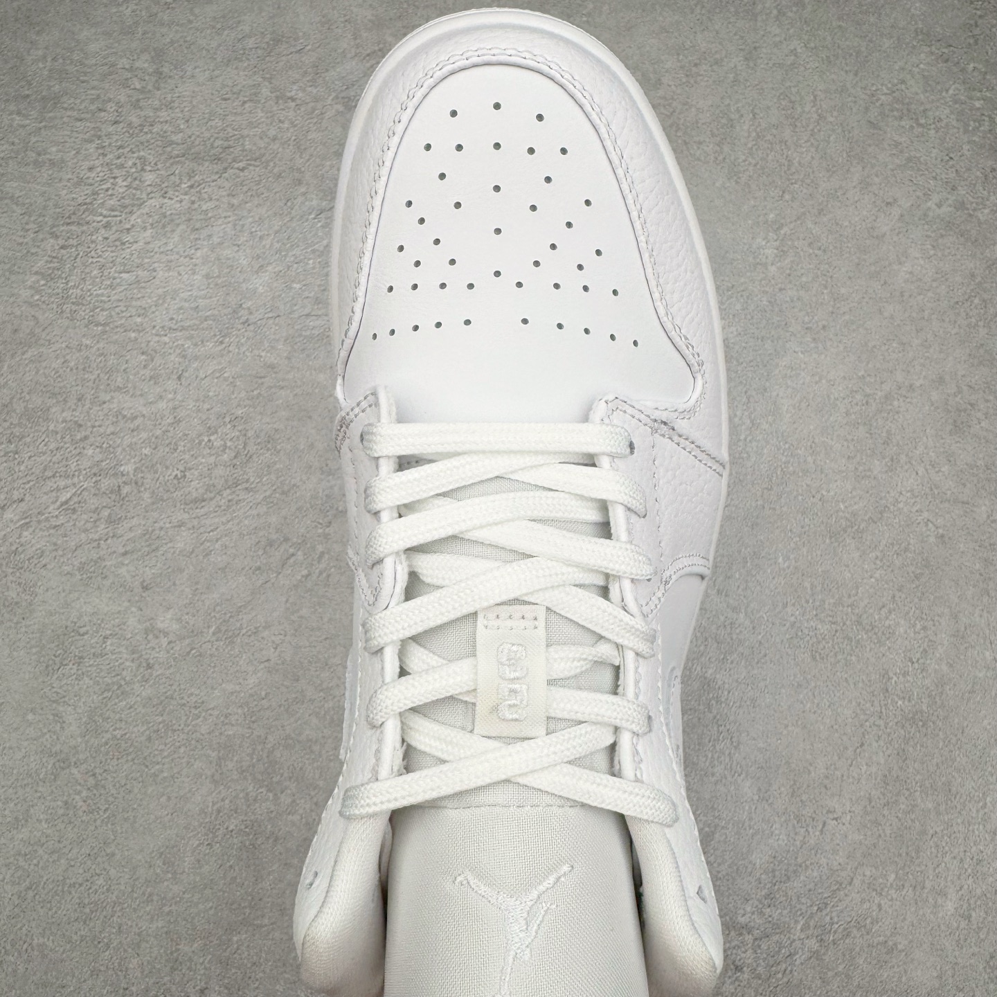 图片[4]-＃DT纯原 Air Jordan AJ1 Low 低帮 纯白 553558-130 终端优势供应 市面中低帮最具代表性版本没有之一 口碑大厂出品 品控大底版型不断改良更新 全套原纸板楦头开发 确保原汁原味 完美呈现版型 完美零毛边处理 原厂内置全掌气垫 价格定位良心 平台专用代工流水线出品 一眼公司既视感 拿到手的一瞬间就与众不同 碾压市面所有版本 全部原鞋开发 每一个配色都会采购原鞋确认细节 打破市面看图做货无好货之说 尺码：35.5 36 36.5 37.5 38 38.5 39 40 40.5 41 42 42.5 43 44 44.5 45 46-选品中心