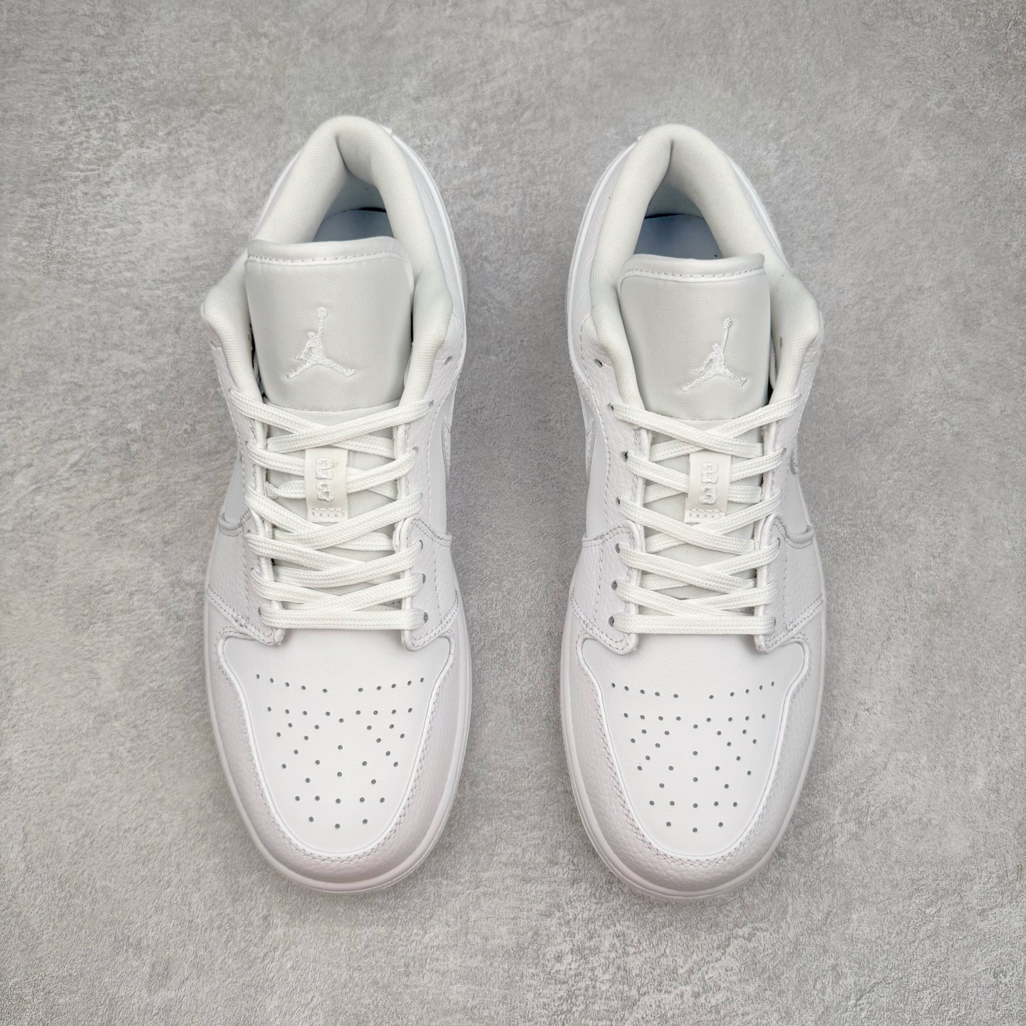 图片[2]-＃DT纯原 Air Jordan AJ1 Low 低帮 纯白 553558-130 终端优势供应 市面中低帮最具代表性版本没有之一 口碑大厂出品 品控大底版型不断改良更新 全套原纸板楦头开发 确保原汁原味 完美呈现版型 完美零毛边处理 原厂内置全掌气垫 价格定位良心 平台专用代工流水线出品 一眼公司既视感 拿到手的一瞬间就与众不同 碾压市面所有版本 全部原鞋开发 每一个配色都会采购原鞋确认细节 打破市面看图做货无好货之说 尺码：35.5 36 36.5 37.5 38 38.5 39 40 40.5 41 42 42.5 43 44 44.5 45 46-选品中心