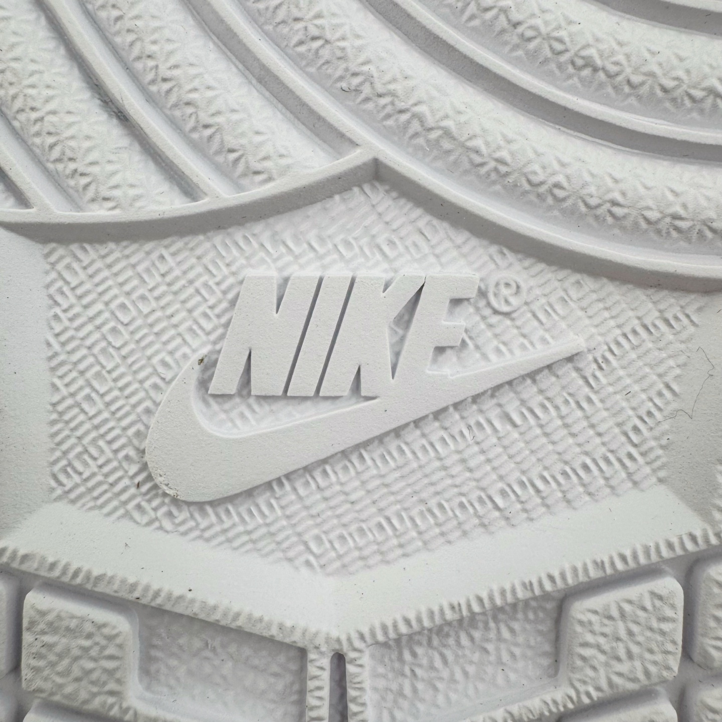 图片[18]-＃DT纯原 Air Jordan AJ1 Low 低帮 纯白 553558-130 终端优势供应 市面中低帮最具代表性版本没有之一 口碑大厂出品 品控大底版型不断改良更新 全套原纸板楦头开发 确保原汁原味 完美呈现版型 完美零毛边处理 原厂内置全掌气垫 价格定位良心 平台专用代工流水线出品 一眼公司既视感 拿到手的一瞬间就与众不同 碾压市面所有版本 全部原鞋开发 每一个配色都会采购原鞋确认细节 打破市面看图做货无好货之说 尺码：35.5 36 36.5 37.5 38 38.5 39 40 40.5 41 42 42.5 43 44 44.5 45 46-选品中心