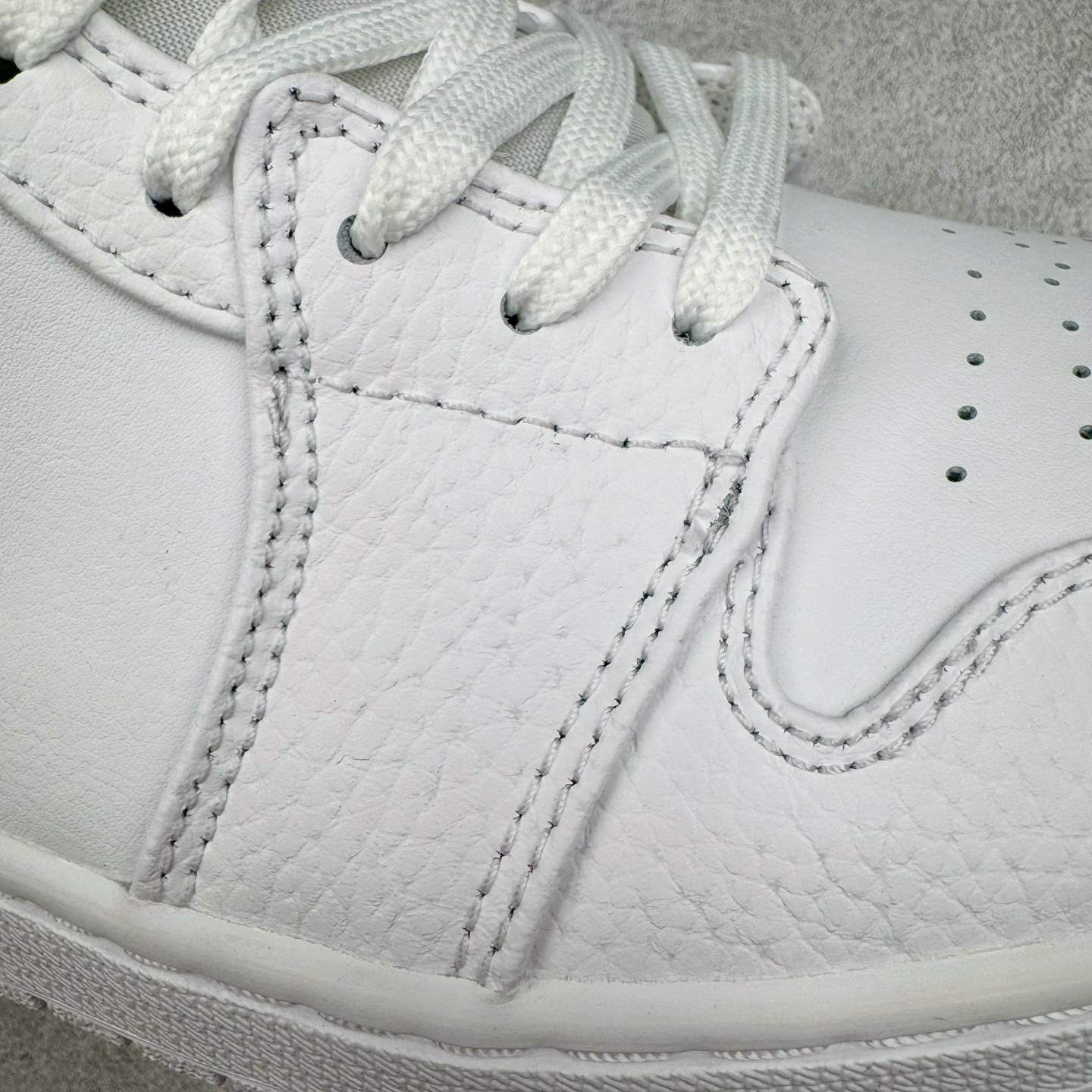 图片[16]-＃DT纯原 Air Jordan AJ1 Low 低帮 纯白 553558-130 终端优势供应 市面中低帮最具代表性版本没有之一 口碑大厂出品 品控大底版型不断改良更新 全套原纸板楦头开发 确保原汁原味 完美呈现版型 完美零毛边处理 原厂内置全掌气垫 价格定位良心 平台专用代工流水线出品 一眼公司既视感 拿到手的一瞬间就与众不同 碾压市面所有版本 全部原鞋开发 每一个配色都会采购原鞋确认细节 打破市面看图做货无好货之说 尺码：35.5 36 36.5 37.5 38 38.5 39 40 40.5 41 42 42.5 43 44 44.5 45 46-选品中心