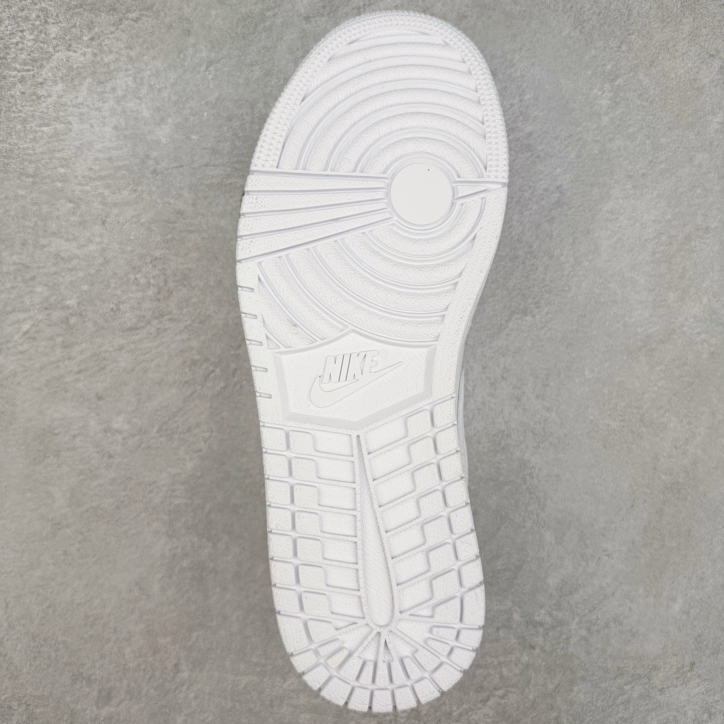 图片[9]-＃DT纯原 Air Jordan AJ1 Low 低帮 纯白 553558-130 终端优势供应 市面中低帮最具代表性版本没有之一 口碑大厂出品 品控大底版型不断改良更新 全套原纸板楦头开发 确保原汁原味 完美呈现版型 完美零毛边处理 原厂内置全掌气垫 价格定位良心 平台专用代工流水线出品 一眼公司既视感 拿到手的一瞬间就与众不同 碾压市面所有版本 全部原鞋开发 每一个配色都会采购原鞋确认细节 打破市面看图做货无好货之说 尺码：35.5 36 36.5 37.5 38 38.5 39 40 40.5 41 42 42.5 43 44 44.5 45 46-选品中心