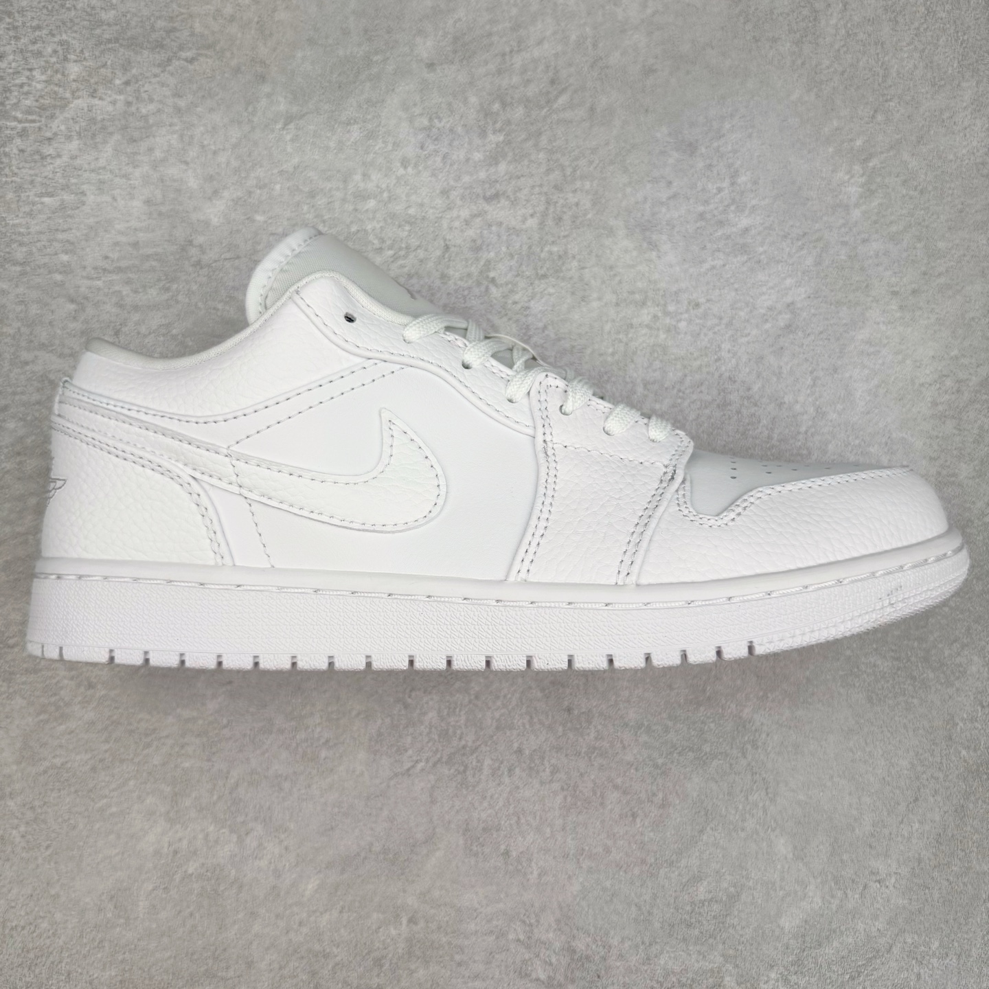 ＃DT纯原 Air Jordan AJ1 Low 低帮 纯白 553558-130 终端优势供应 市面中低帮最具代表性版本没有之一 口碑大厂出品 品控大底版型不断改良更新 全套原纸板楦头开发 确保原汁原味 完美呈现版型 完美零毛边处理 原厂内置全掌气垫 价格定位良心 平台专用代工流水线出品 一眼公司既视感 拿到手的一瞬间就与众不同 碾压市面所有版本 全部原鞋开发 每一个配色都会采购原鞋确认细节 打破市面看图做货无好货之说 尺码：35.5 36 36.5 37.5 38 38.5 39 40 40.5 41 42 42.5 43 44 44.5 45 46-选品中心