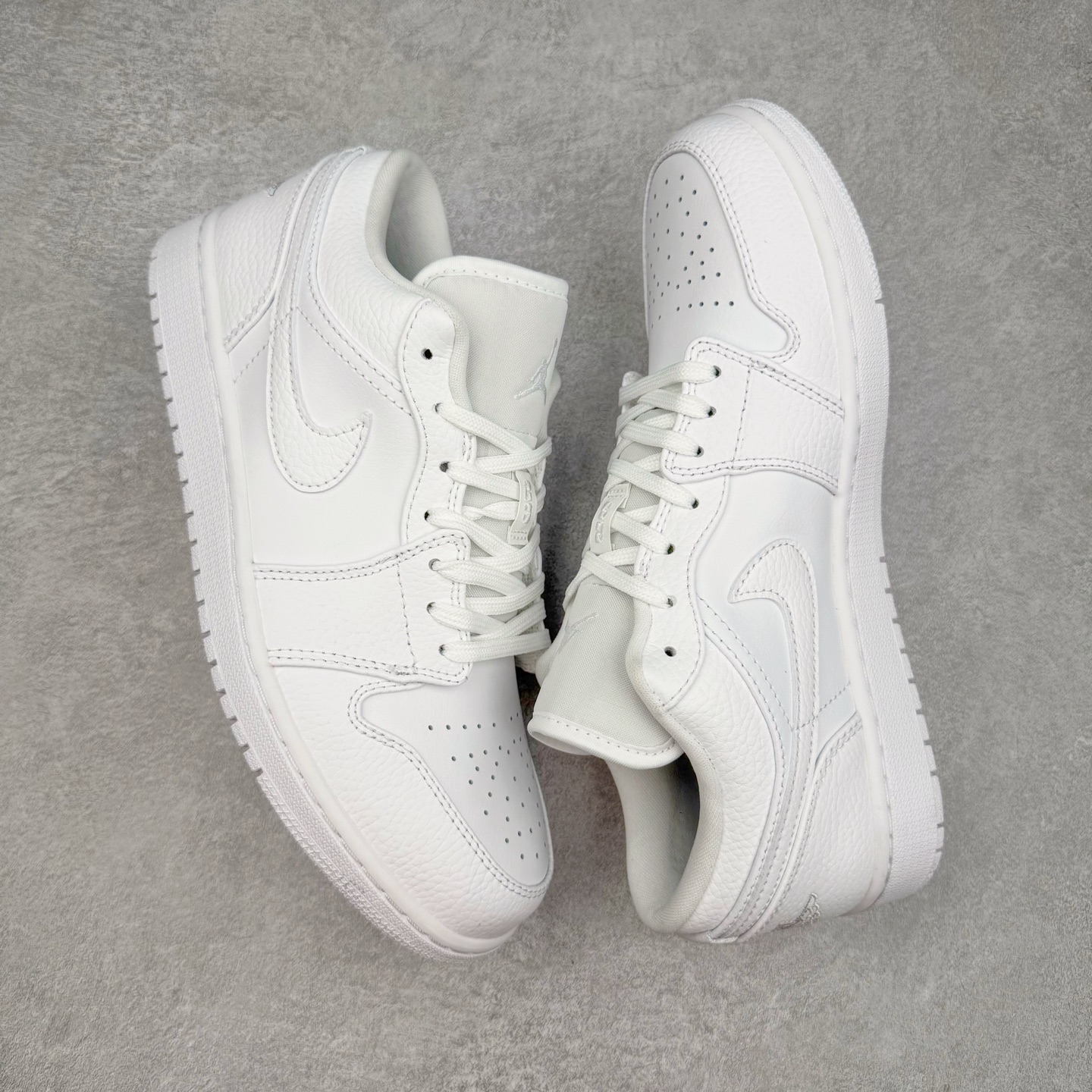 图片[3]-＃DT纯原 Air Jordan AJ1 Low 低帮 纯白 553558-130 终端优势供应 市面中低帮最具代表性版本没有之一 口碑大厂出品 品控大底版型不断改良更新 全套原纸板楦头开发 确保原汁原味 完美呈现版型 完美零毛边处理 原厂内置全掌气垫 价格定位良心 平台专用代工流水线出品 一眼公司既视感 拿到手的一瞬间就与众不同 碾压市面所有版本 全部原鞋开发 每一个配色都会采购原鞋确认细节 打破市面看图做货无好货之说 尺码：35.5 36 36.5 37.5 38 38.5 39 40 40.5 41 42 42.5 43 44 44.5 45 46-选品中心