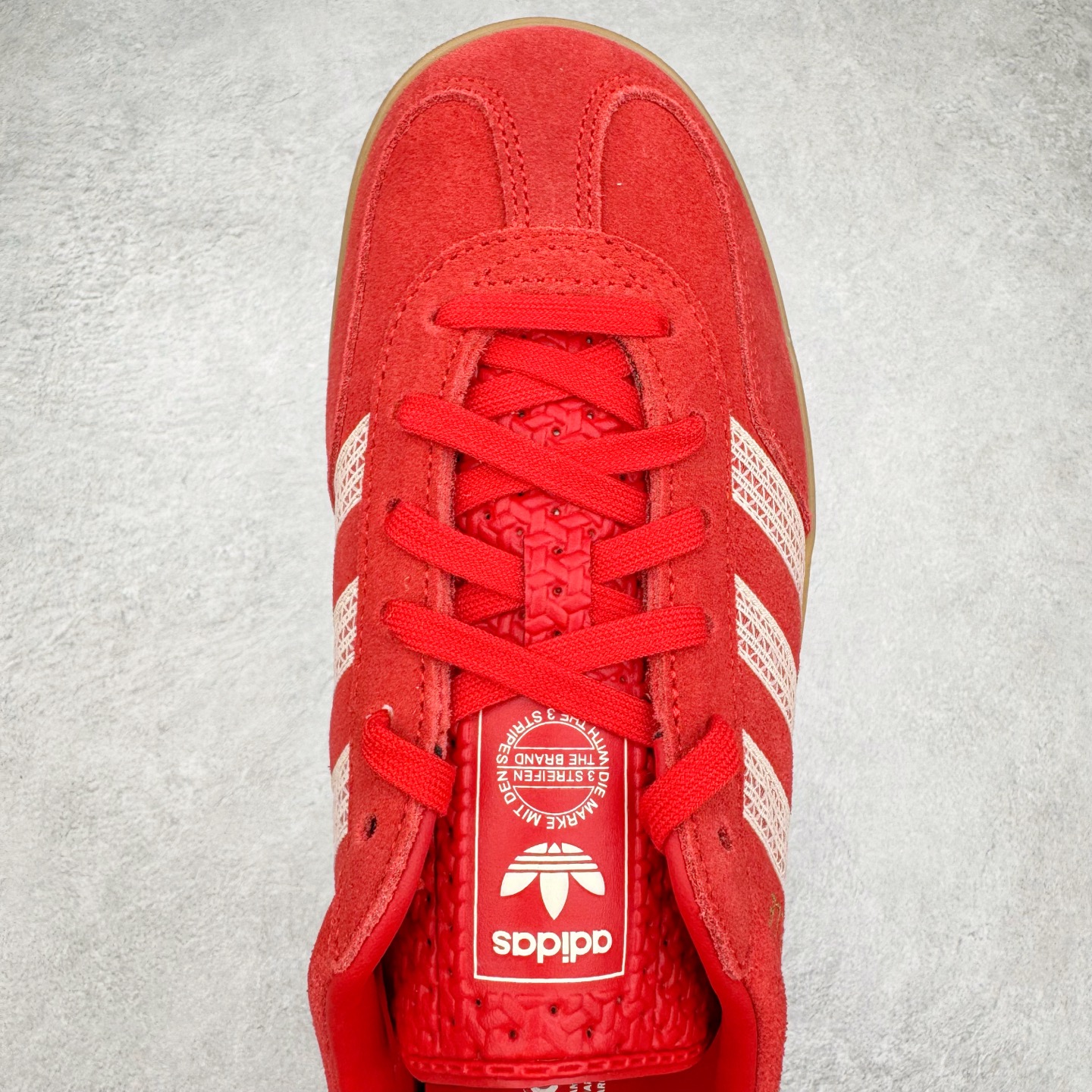 图片[4]-＃HP纯原 AD Original Gazelle Trainers 瞪羚室内鞋系列低帮复古百搭休闲运动德训风板鞋 JI2756 高端零售特供批次 原厂定制长毛翻毛皮组合环保纤维革鞋面材质 内置环保海玻璃鞋垫 外置RB橡胶大底 产品品控稳定性领先行业 原厂全套原楦原纸板冲刀磨具开发 原厂皮料加持 原厂港宝加持定型后跟R度完美 将复古进行到底 简约流畅 三十年不变经典 这款Gazelle运动鞋 无论面料、配色、质感或设计 都只在重现其1991年原款的经典 皮革鞋面 撞色三条纹和鞋跟标的设计 力求呈现90年代的经典复古风潮 Samba火热的同时 也带动了其它的复古鞋型 Gazelle便是其中一只 Gazelle Indoor拥有包边更宽的T字型鞋头 更好的保护运动员的前掌 浓浓的复古氛围感 非常适合现在流行的Cleanfit风格 尺码：35.5 36 36⅔ 37⅓ 38 38⅔ 39⅓ 40 40⅔ 41⅓ 42 42⅔ 43⅓ 44 44⅔ 45-选品中心