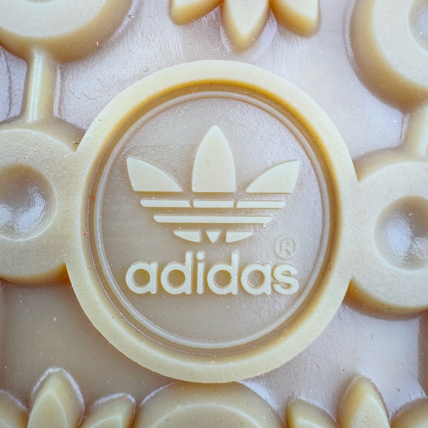 图片[19]-＃HP纯原 AD Original Gazelle Trainers 瞪羚室内鞋系列低帮复古百搭休闲运动德训风板鞋 JI2756 高端零售特供批次 原厂定制长毛翻毛皮组合环保纤维革鞋面材质 内置环保海玻璃鞋垫 外置RB橡胶大底 产品品控稳定性领先行业 原厂全套原楦原纸板冲刀磨具开发 原厂皮料加持 原厂港宝加持定型后跟R度完美 将复古进行到底 简约流畅 三十年不变经典 这款Gazelle运动鞋 无论面料、配色、质感或设计 都只在重现其1991年原款的经典 皮革鞋面 撞色三条纹和鞋跟标的设计 力求呈现90年代的经典复古风潮 Samba火热的同时 也带动了其它的复古鞋型 Gazelle便是其中一只 Gazelle Indoor拥有包边更宽的T字型鞋头 更好的保护运动员的前掌 浓浓的复古氛围感 非常适合现在流行的Cleanfit风格 尺码：35.5 36 36⅔ 37⅓ 38 38⅔ 39⅓ 40 40⅔ 41⅓ 42 42⅔ 43⅓ 44 44⅔ 45-选品中心