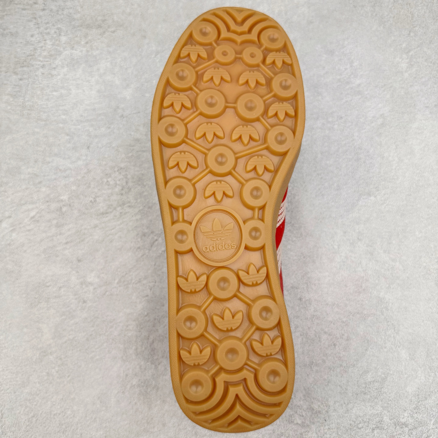 图片[9]-＃HP纯原 AD Original Gazelle Trainers 瞪羚室内鞋系列低帮复古百搭休闲运动德训风板鞋 JI2756 高端零售特供批次 原厂定制长毛翻毛皮组合环保纤维革鞋面材质 内置环保海玻璃鞋垫 外置RB橡胶大底 产品品控稳定性领先行业 原厂全套原楦原纸板冲刀磨具开发 原厂皮料加持 原厂港宝加持定型后跟R度完美 将复古进行到底 简约流畅 三十年不变经典 这款Gazelle运动鞋 无论面料、配色、质感或设计 都只在重现其1991年原款的经典 皮革鞋面 撞色三条纹和鞋跟标的设计 力求呈现90年代的经典复古风潮 Samba火热的同时 也带动了其它的复古鞋型 Gazelle便是其中一只 Gazelle Indoor拥有包边更宽的T字型鞋头 更好的保护运动员的前掌 浓浓的复古氛围感 非常适合现在流行的Cleanfit风格 尺码：35.5 36 36⅔ 37⅓ 38 38⅔ 39⅓ 40 40⅔ 41⅓ 42 42⅔ 43⅓ 44 44⅔ 45-选品中心