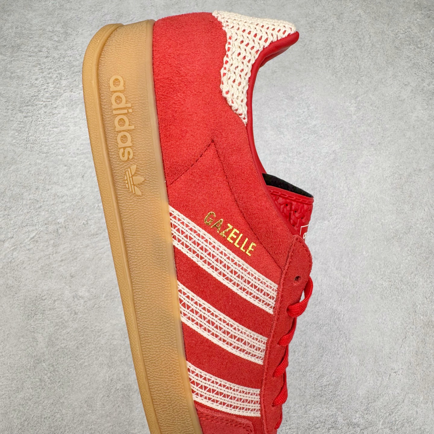 图片[6]-＃HP纯原 AD Original Gazelle Trainers 瞪羚室内鞋系列低帮复古百搭休闲运动德训风板鞋 JI2756 高端零售特供批次 原厂定制长毛翻毛皮组合环保纤维革鞋面材质 内置环保海玻璃鞋垫 外置RB橡胶大底 产品品控稳定性领先行业 原厂全套原楦原纸板冲刀磨具开发 原厂皮料加持 原厂港宝加持定型后跟R度完美 将复古进行到底 简约流畅 三十年不变经典 这款Gazelle运动鞋 无论面料、配色、质感或设计 都只在重现其1991年原款的经典 皮革鞋面 撞色三条纹和鞋跟标的设计 力求呈现90年代的经典复古风潮 Samba火热的同时 也带动了其它的复古鞋型 Gazelle便是其中一只 Gazelle Indoor拥有包边更宽的T字型鞋头 更好的保护运动员的前掌 浓浓的复古氛围感 非常适合现在流行的Cleanfit风格 尺码：35.5 36 36⅔ 37⅓ 38 38⅔ 39⅓ 40 40⅔ 41⅓ 42 42⅔ 43⅓ 44 44⅔ 45-选品中心