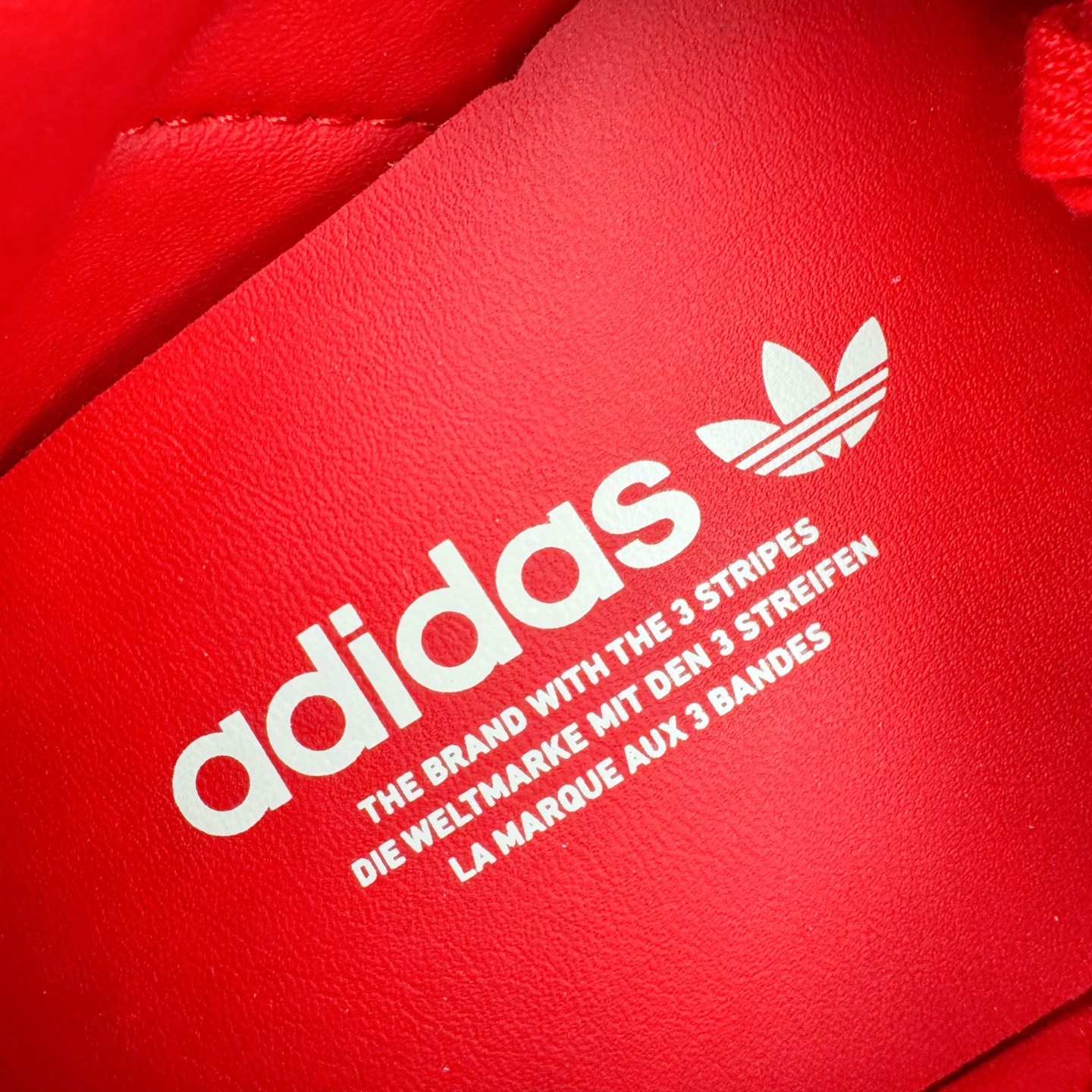 图片[13]-＃HP纯原 AD Original Gazelle Trainers 瞪羚室内鞋系列低帮复古百搭休闲运动德训风板鞋 JI2756 高端零售特供批次 原厂定制长毛翻毛皮组合环保纤维革鞋面材质 内置环保海玻璃鞋垫 外置RB橡胶大底 产品品控稳定性领先行业 原厂全套原楦原纸板冲刀磨具开发 原厂皮料加持 原厂港宝加持定型后跟R度完美 将复古进行到底 简约流畅 三十年不变经典 这款Gazelle运动鞋 无论面料、配色、质感或设计 都只在重现其1991年原款的经典 皮革鞋面 撞色三条纹和鞋跟标的设计 力求呈现90年代的经典复古风潮 Samba火热的同时 也带动了其它的复古鞋型 Gazelle便是其中一只 Gazelle Indoor拥有包边更宽的T字型鞋头 更好的保护运动员的前掌 浓浓的复古氛围感 非常适合现在流行的Cleanfit风格 尺码：35.5 36 36⅔ 37⅓ 38 38⅔ 39⅓ 40 40⅔ 41⅓ 42 42⅔ 43⅓ 44 44⅔ 45-选品中心