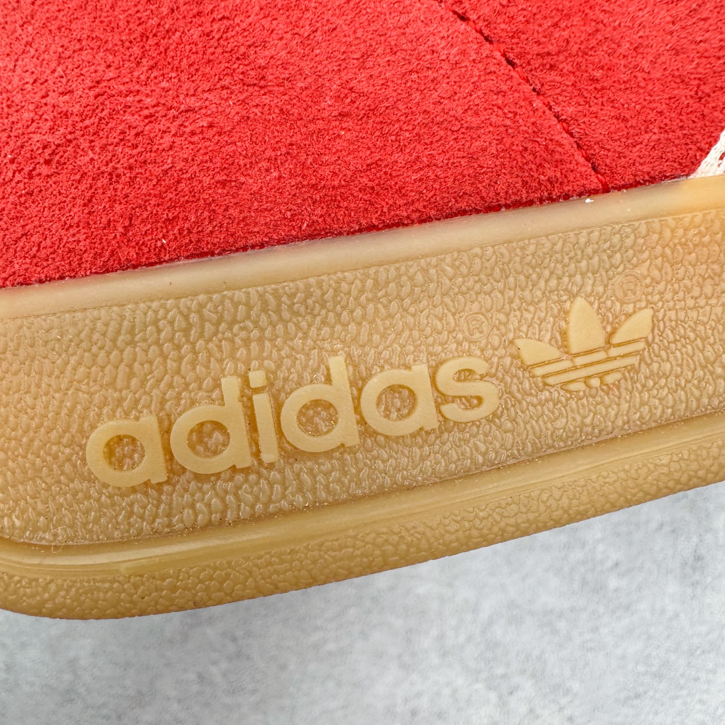 图片[16]-＃HP纯原 AD Original Gazelle Trainers 瞪羚室内鞋系列低帮复古百搭休闲运动德训风板鞋 JI2756 高端零售特供批次 原厂定制长毛翻毛皮组合环保纤维革鞋面材质 内置环保海玻璃鞋垫 外置RB橡胶大底 产品品控稳定性领先行业 原厂全套原楦原纸板冲刀磨具开发 原厂皮料加持 原厂港宝加持定型后跟R度完美 将复古进行到底 简约流畅 三十年不变经典 这款Gazelle运动鞋 无论面料、配色、质感或设计 都只在重现其1991年原款的经典 皮革鞋面 撞色三条纹和鞋跟标的设计 力求呈现90年代的经典复古风潮 Samba火热的同时 也带动了其它的复古鞋型 Gazelle便是其中一只 Gazelle Indoor拥有包边更宽的T字型鞋头 更好的保护运动员的前掌 浓浓的复古氛围感 非常适合现在流行的Cleanfit风格 尺码：35.5 36 36⅔ 37⅓ 38 38⅔ 39⅓ 40 40⅔ 41⅓ 42 42⅔ 43⅓ 44 44⅔ 45-选品中心