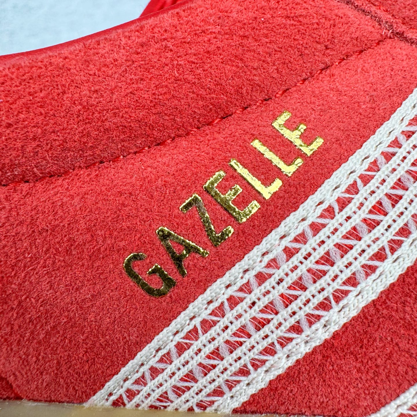 图片[17]-＃HP纯原 AD Original Gazelle Trainers 瞪羚室内鞋系列低帮复古百搭休闲运动德训风板鞋 JI2756 高端零售特供批次 原厂定制长毛翻毛皮组合环保纤维革鞋面材质 内置环保海玻璃鞋垫 外置RB橡胶大底 产品品控稳定性领先行业 原厂全套原楦原纸板冲刀磨具开发 原厂皮料加持 原厂港宝加持定型后跟R度完美 将复古进行到底 简约流畅 三十年不变经典 这款Gazelle运动鞋 无论面料、配色、质感或设计 都只在重现其1991年原款的经典 皮革鞋面 撞色三条纹和鞋跟标的设计 力求呈现90年代的经典复古风潮 Samba火热的同时 也带动了其它的复古鞋型 Gazelle便是其中一只 Gazelle Indoor拥有包边更宽的T字型鞋头 更好的保护运动员的前掌 浓浓的复古氛围感 非常适合现在流行的Cleanfit风格 尺码：35.5 36 36⅔ 37⅓ 38 38⅔ 39⅓ 40 40⅔ 41⅓ 42 42⅔ 43⅓ 44 44⅔ 45-选品中心