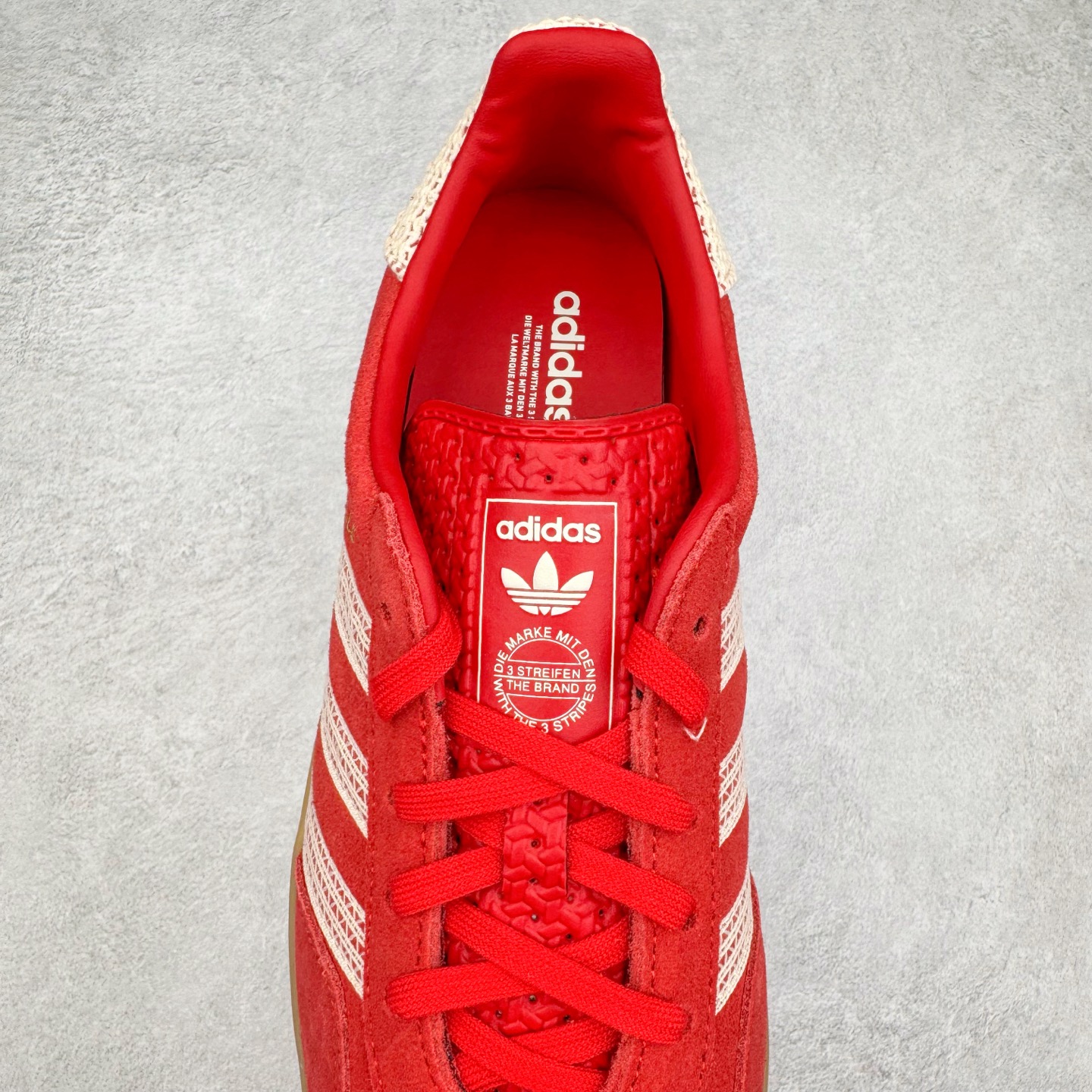 图片[5]-＃HP纯原 AD Original Gazelle Trainers 瞪羚室内鞋系列低帮复古百搭休闲运动德训风板鞋 JI2756 高端零售特供批次 原厂定制长毛翻毛皮组合环保纤维革鞋面材质 内置环保海玻璃鞋垫 外置RB橡胶大底 产品品控稳定性领先行业 原厂全套原楦原纸板冲刀磨具开发 原厂皮料加持 原厂港宝加持定型后跟R度完美 将复古进行到底 简约流畅 三十年不变经典 这款Gazelle运动鞋 无论面料、配色、质感或设计 都只在重现其1991年原款的经典 皮革鞋面 撞色三条纹和鞋跟标的设计 力求呈现90年代的经典复古风潮 Samba火热的同时 也带动了其它的复古鞋型 Gazelle便是其中一只 Gazelle Indoor拥有包边更宽的T字型鞋头 更好的保护运动员的前掌 浓浓的复古氛围感 非常适合现在流行的Cleanfit风格 尺码：35.5 36 36⅔ 37⅓ 38 38⅔ 39⅓ 40 40⅔ 41⅓ 42 42⅔ 43⅓ 44 44⅔ 45-选品中心